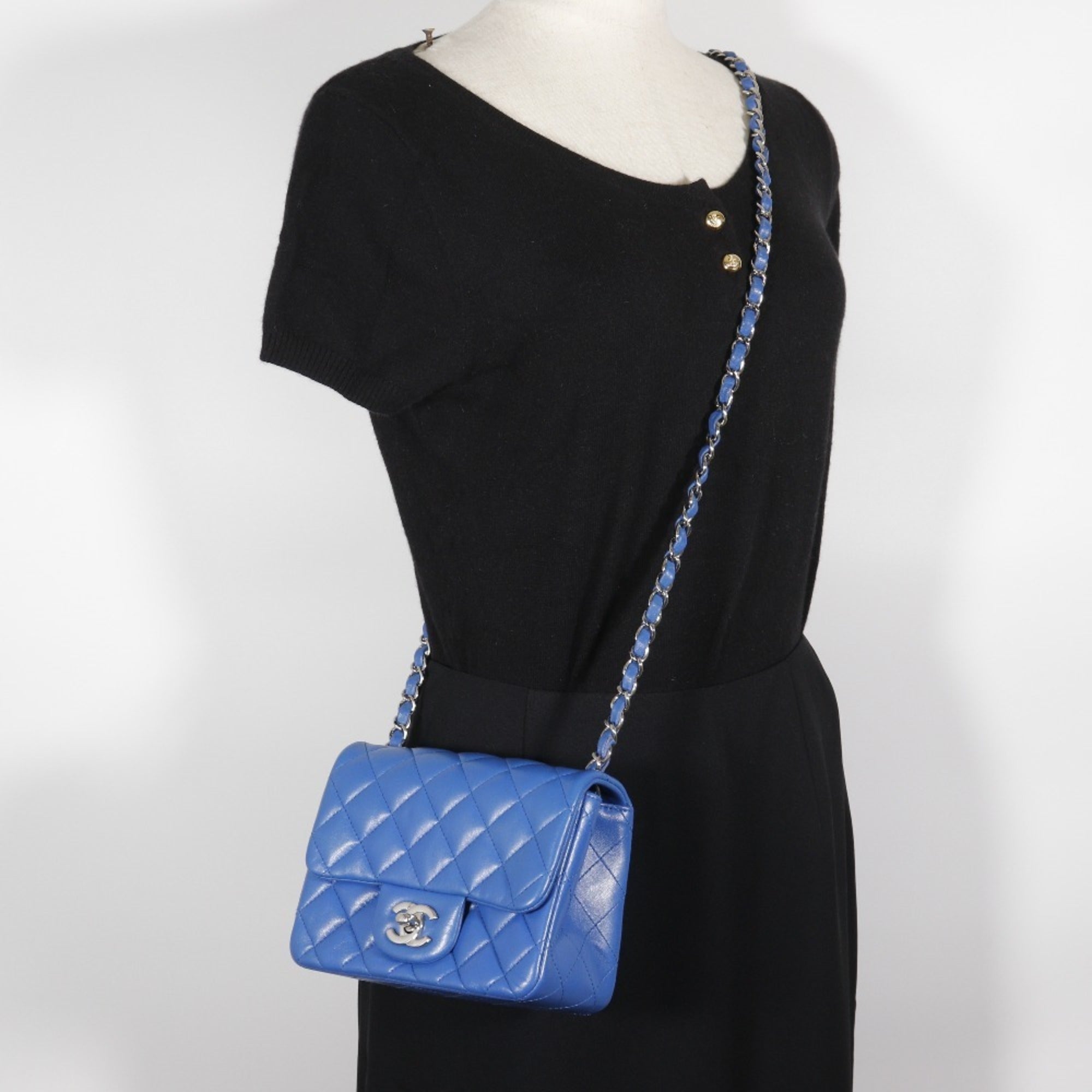 Chanel Blue Leather Shoulder Bag (Pre-Owned)