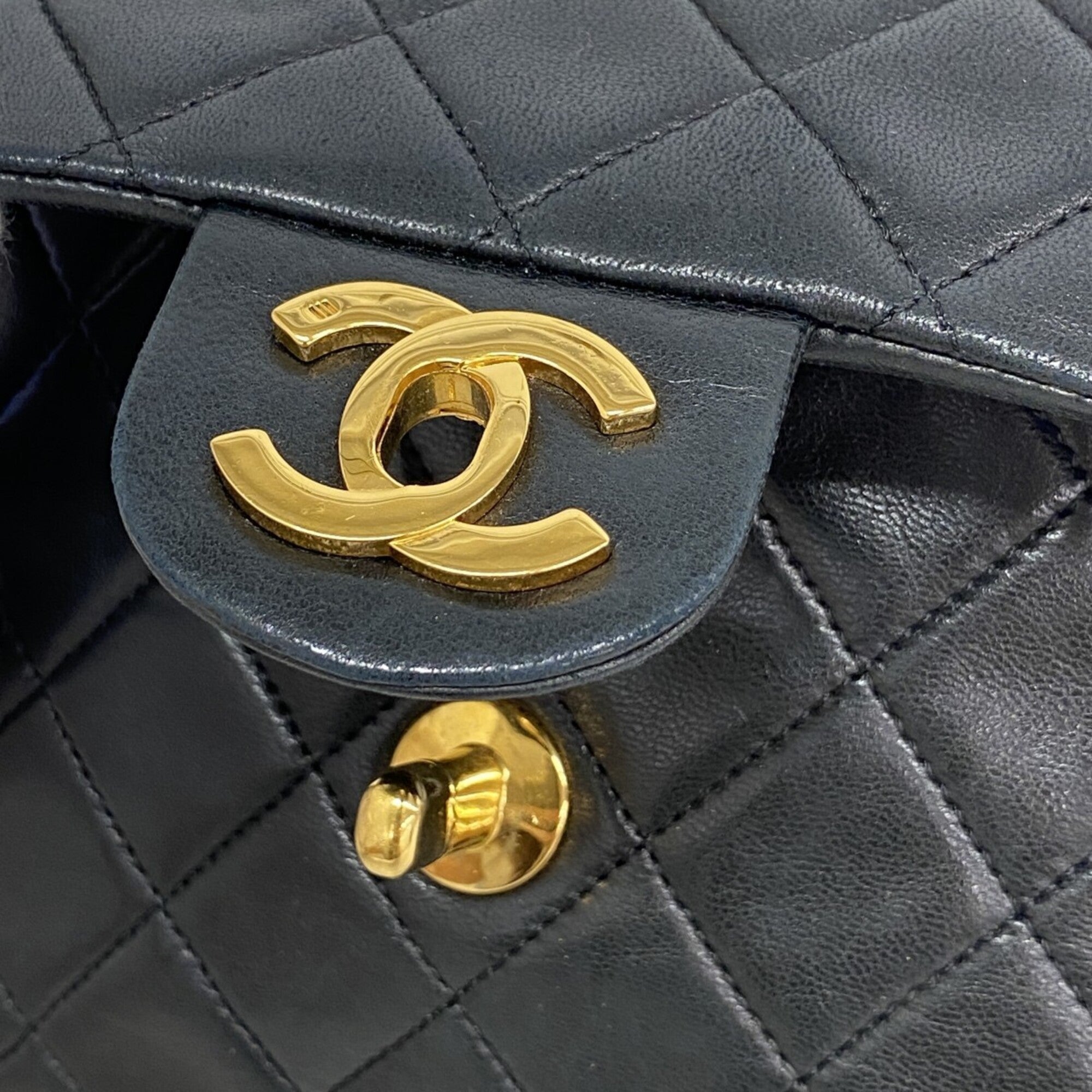Chanel Black Leather Shoulder Bag (Pre-Owned)