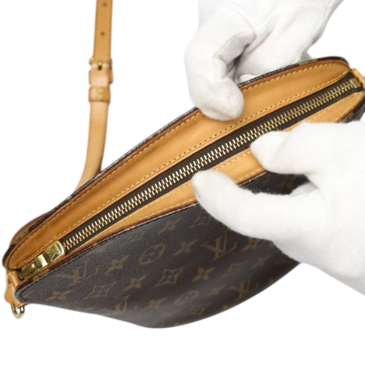 Louis Vuitton Brown Monogram Monogram Shoulder Bag (Pre-Owned)