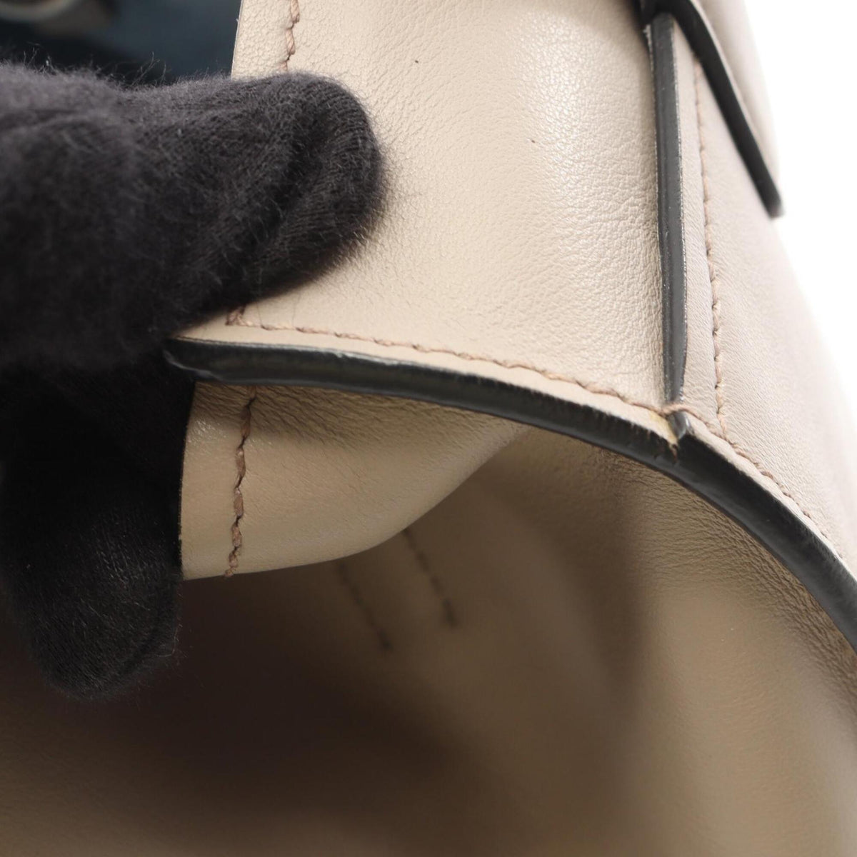 Prada Beige Leather Handbag (Pre-Owned)