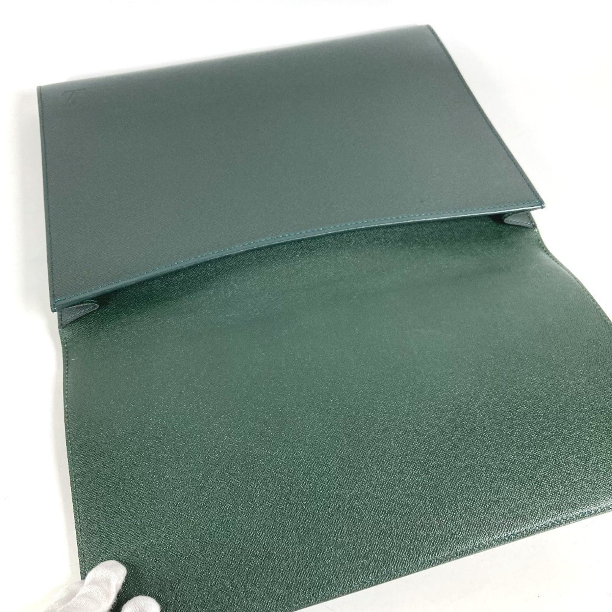 Louis Vuitton Episea Green Taiga Leather Leather Clutch Bag Handbag Pouch (Pre-Owned)