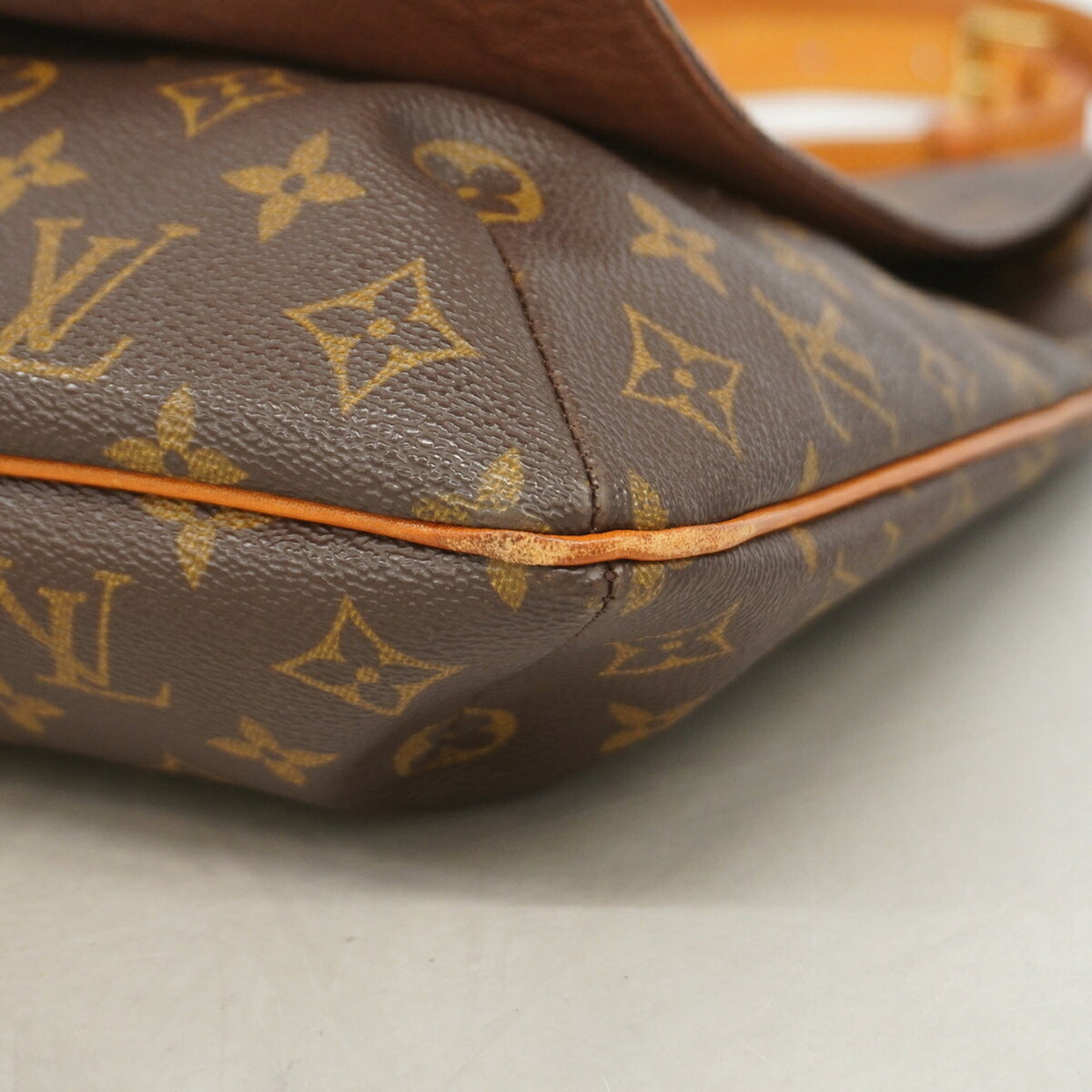 Louis Vuitton Brown Shoulder Bag (Pre-Owned)