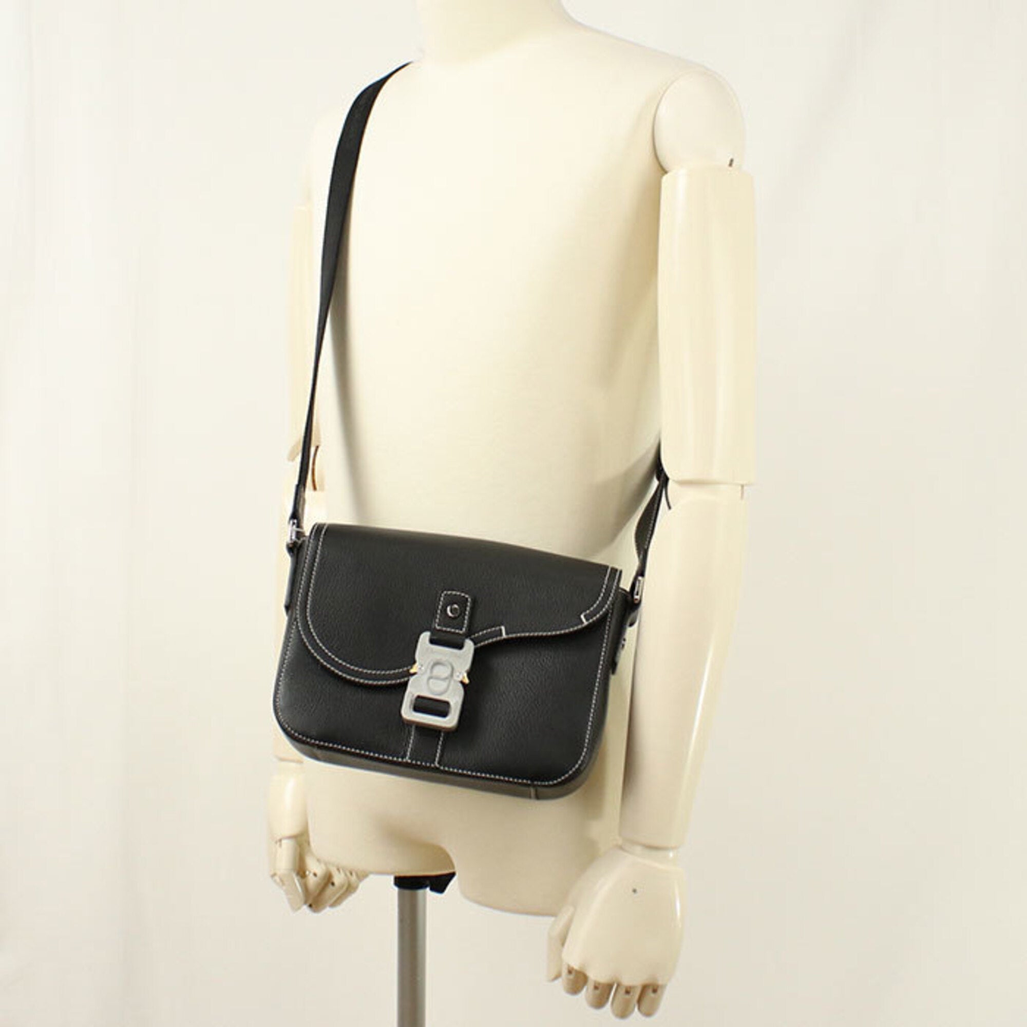 Christian Dior Black Leather Shoulder Bag (Pre-Owned)