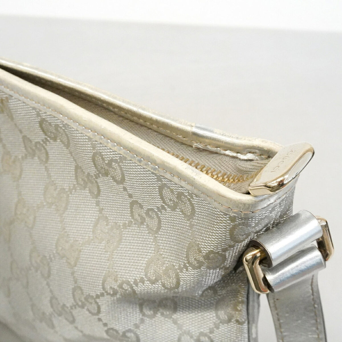 Gucci Silver Canvas Leather Shoulder Bag (Pre-Owned)