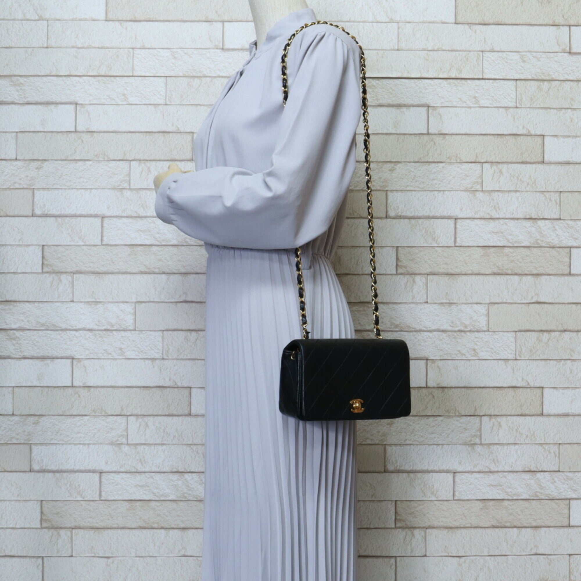 Chanel Matelasse Black Leather Shoulder Bag (Pre-Owned)