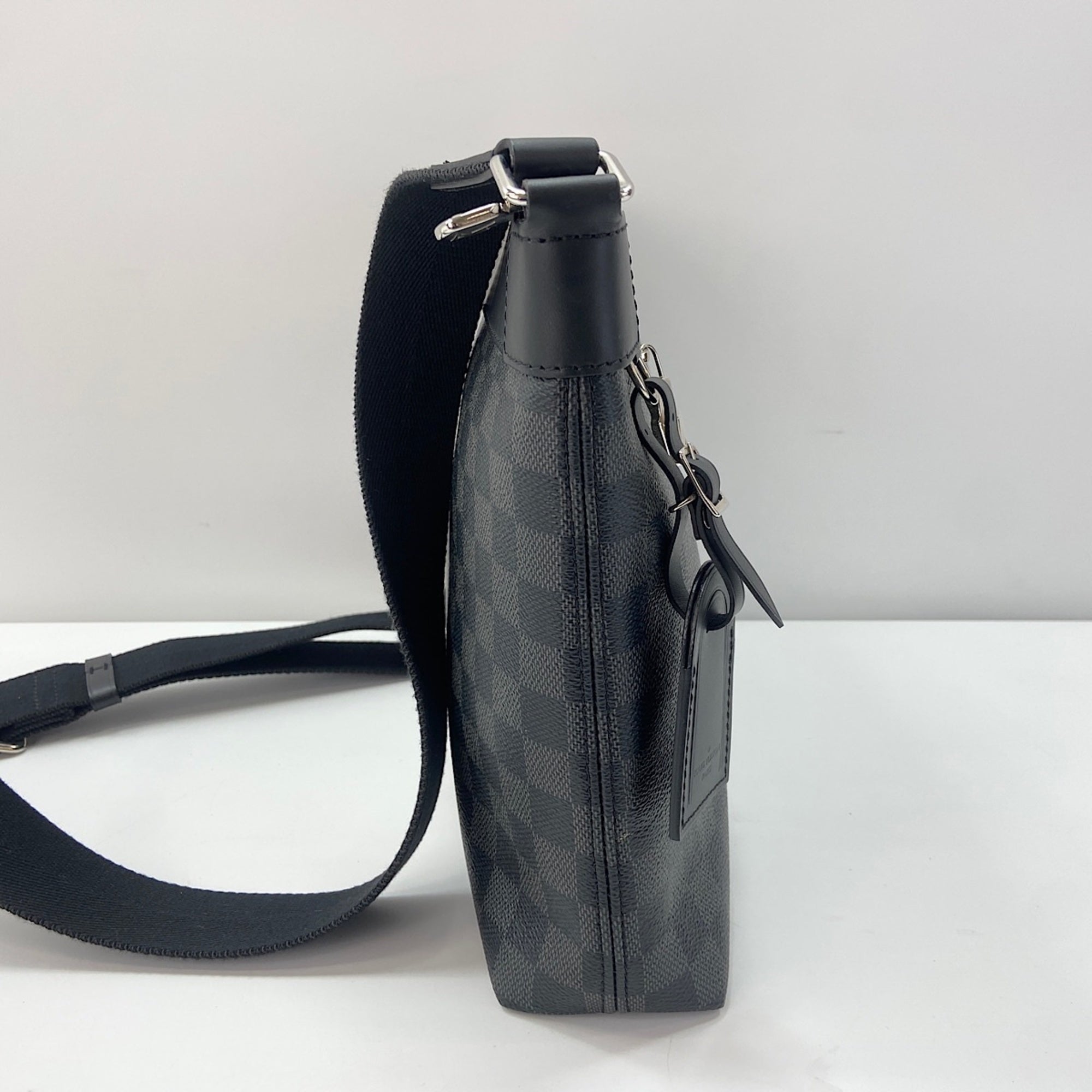 Louis Vuitton Black Shoulder Bag (Pre-Owned)