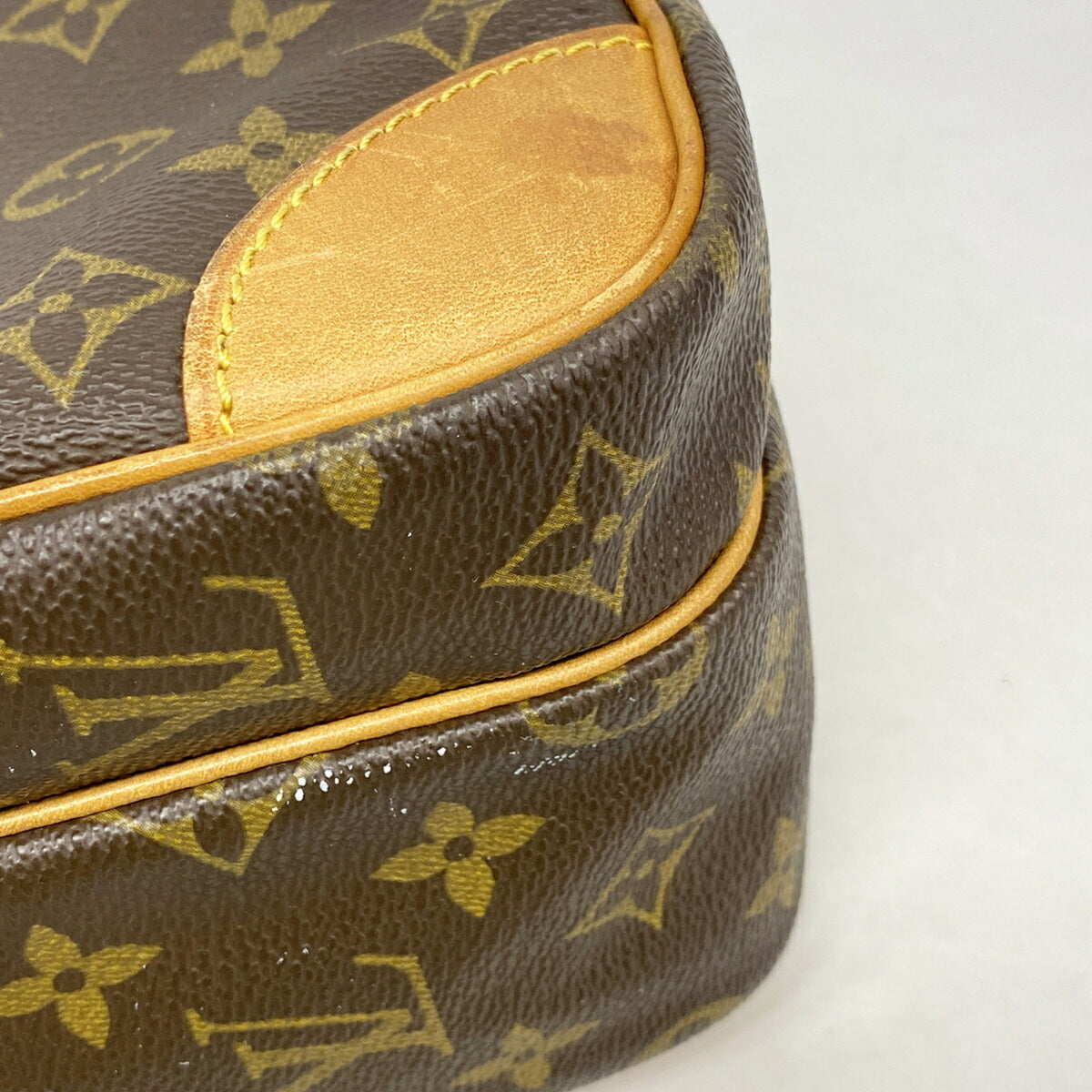 Louis Vuitton Brown Shoulder Bag (Pre-Owned)