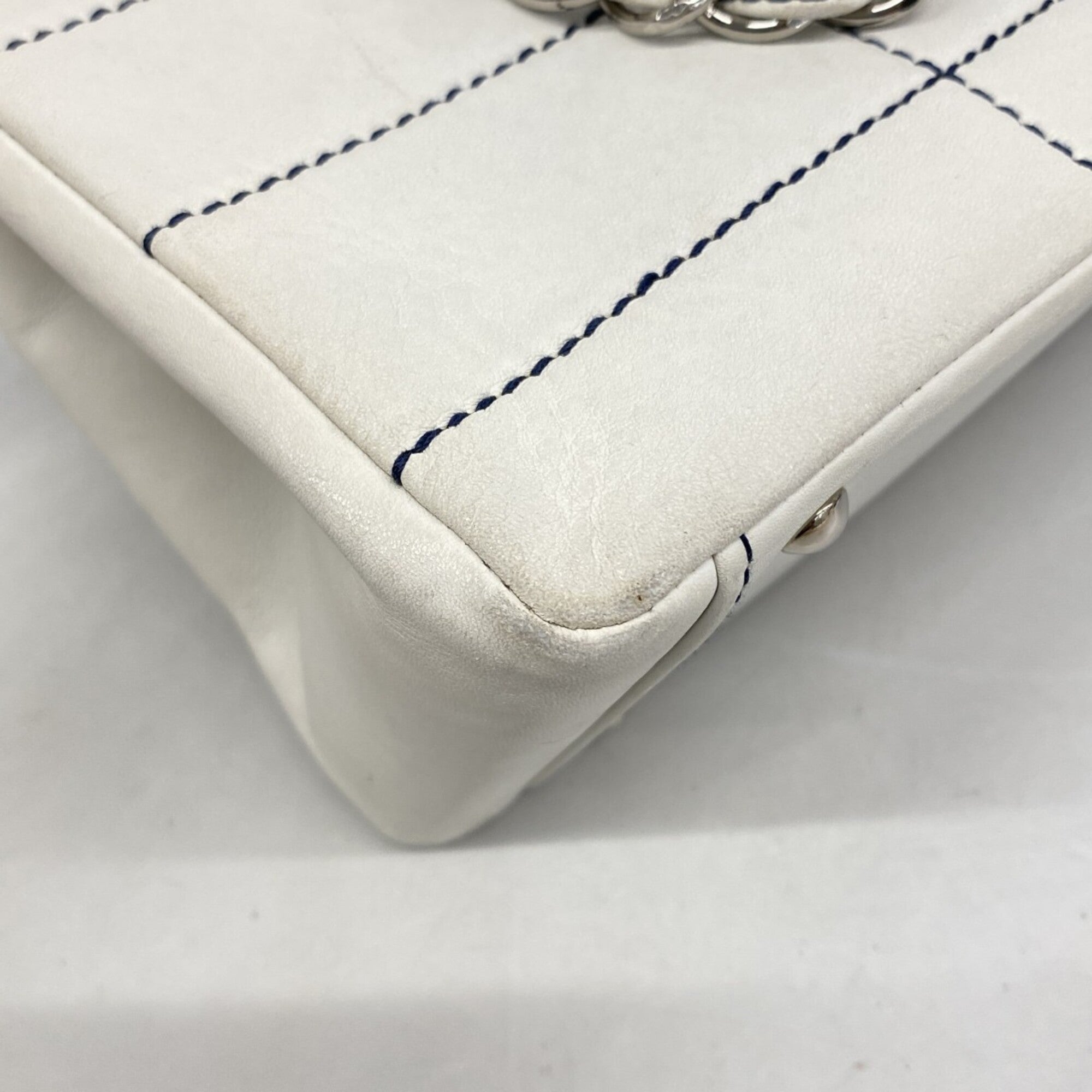 Chanel White Leather Tote Bag (Pre-Owned)