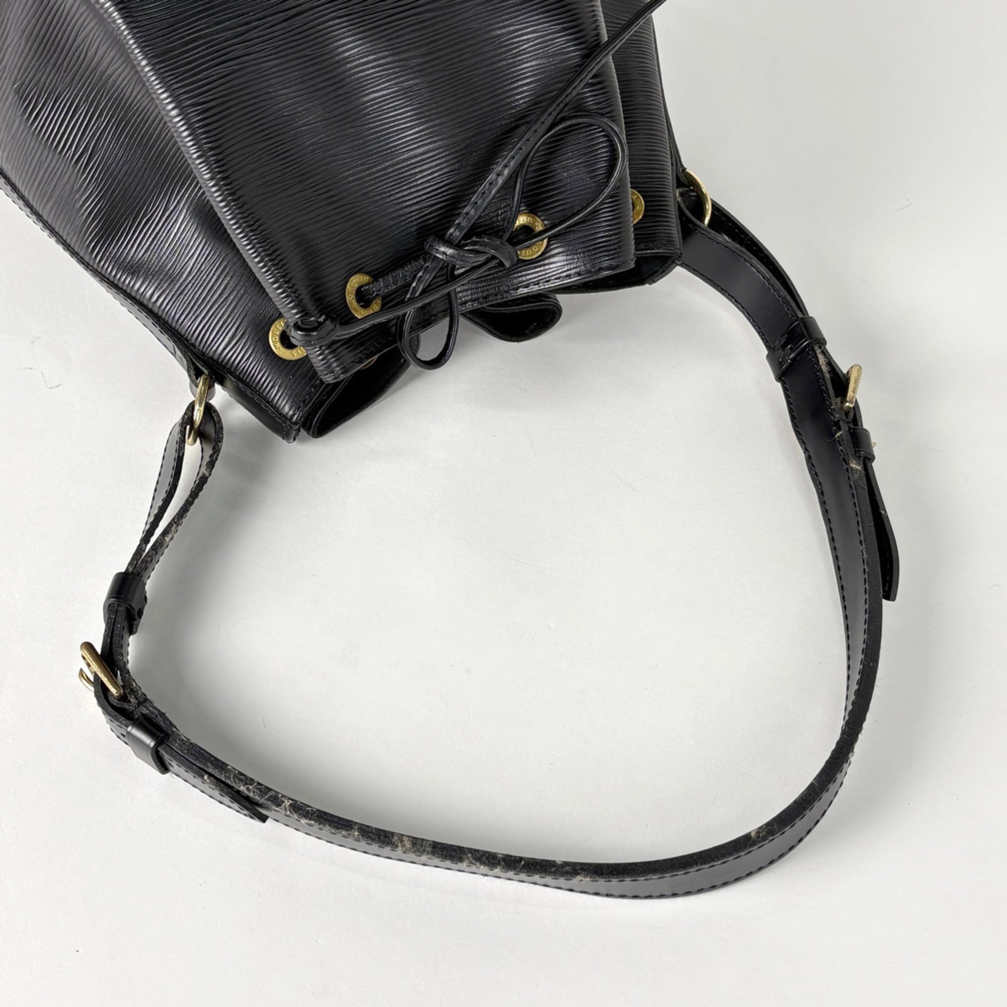 Louis Vuitton Black Noir Epi Leather Shoulder Bag (Pre-Owned)