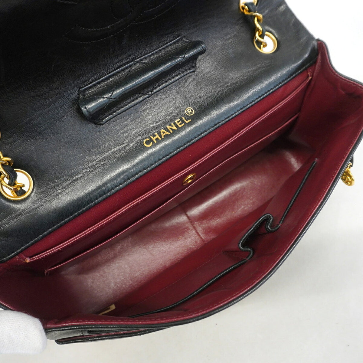 Chanel Black Leather Shoulder Bag (Pre-Owned)