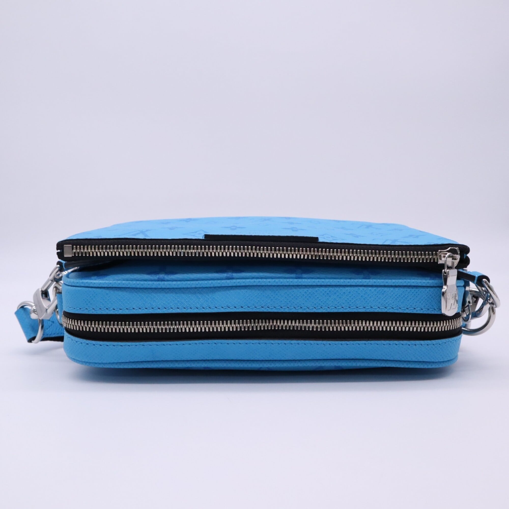 Louis Vuitton Taigarama Blue Leather Shoulder Bag Sling Bag (Pre-Owned)