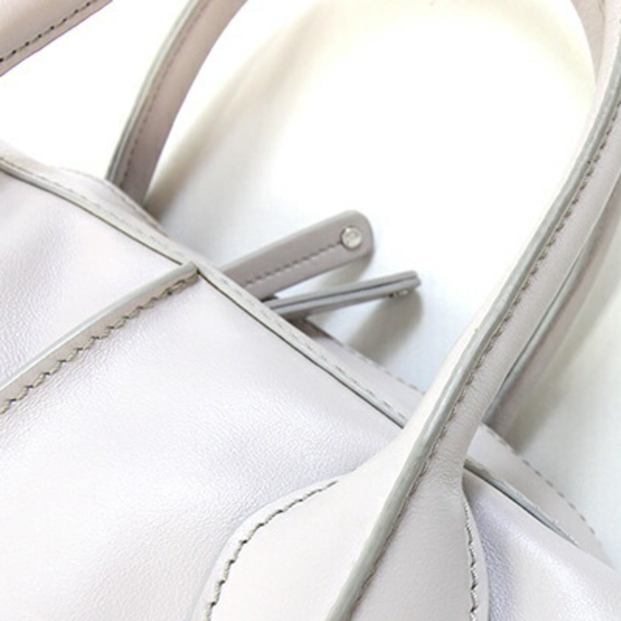 Tod's Light Gray Leather Handbag (Pre-Owned)