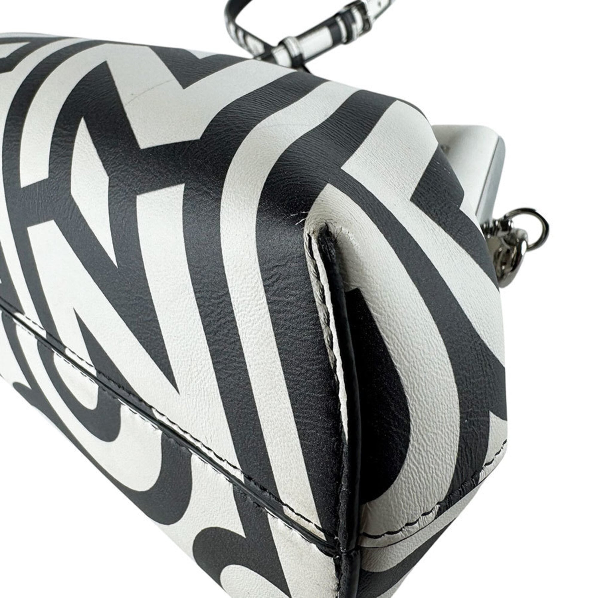 Fendi Black White Leather Shoulder Bag (Pre-Owned)