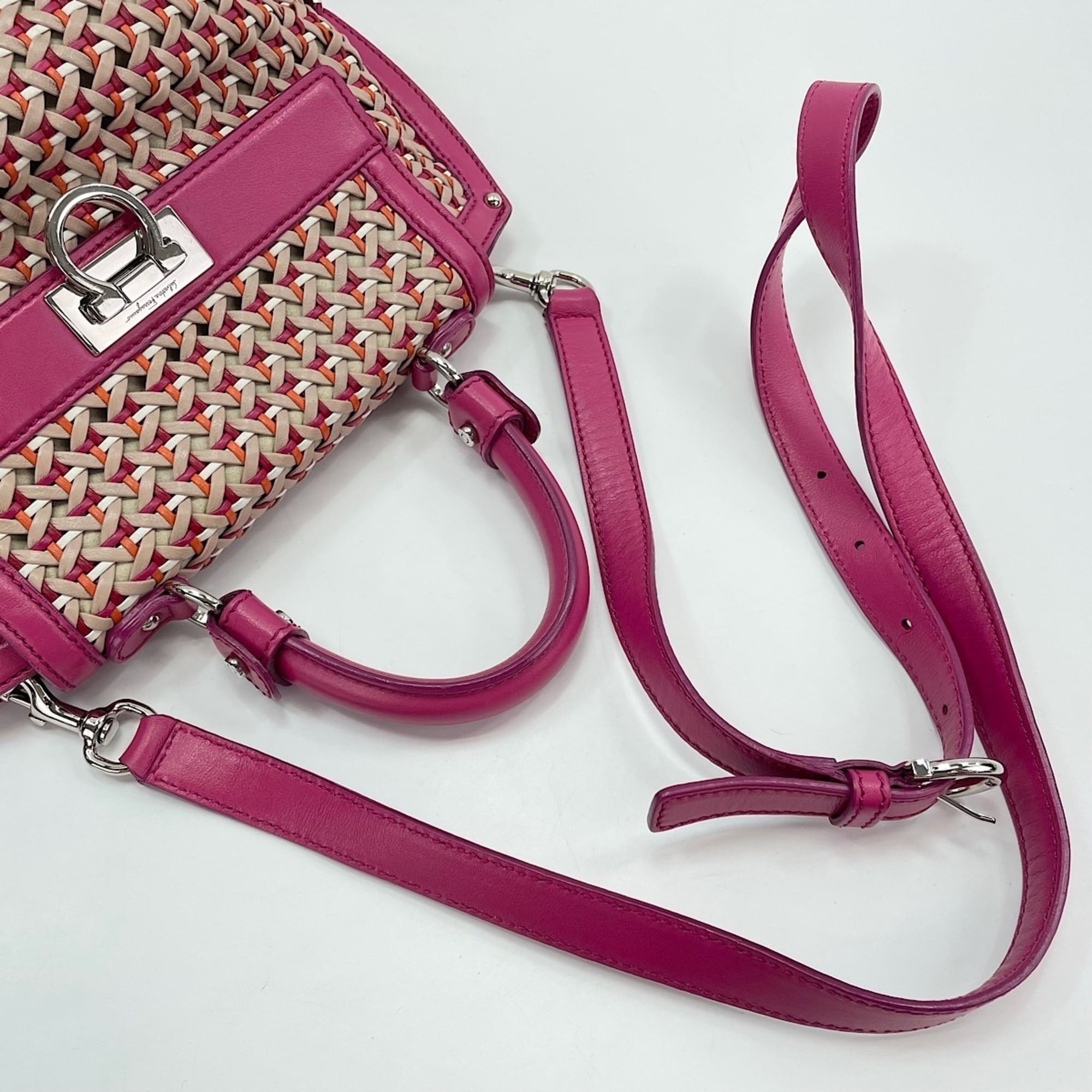 Salvatore Ferragamo Gancini Pink Shoulder Bag (Pre-Owned)