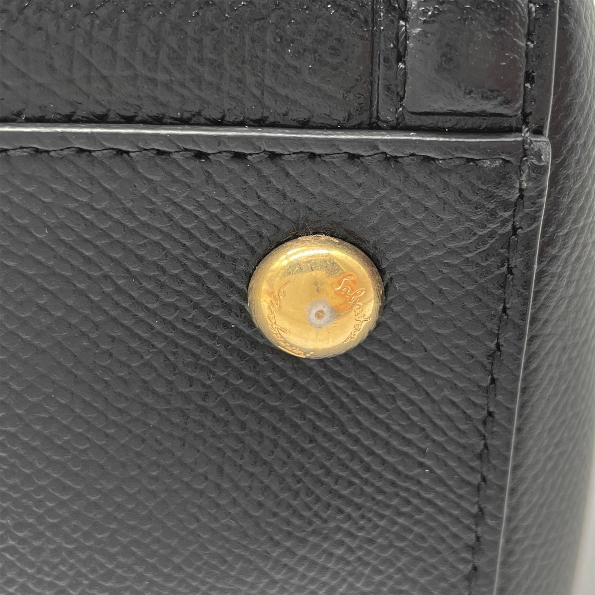 Salvatore Ferragamo Black Leather Shoulder Bag (Pre-Owned)