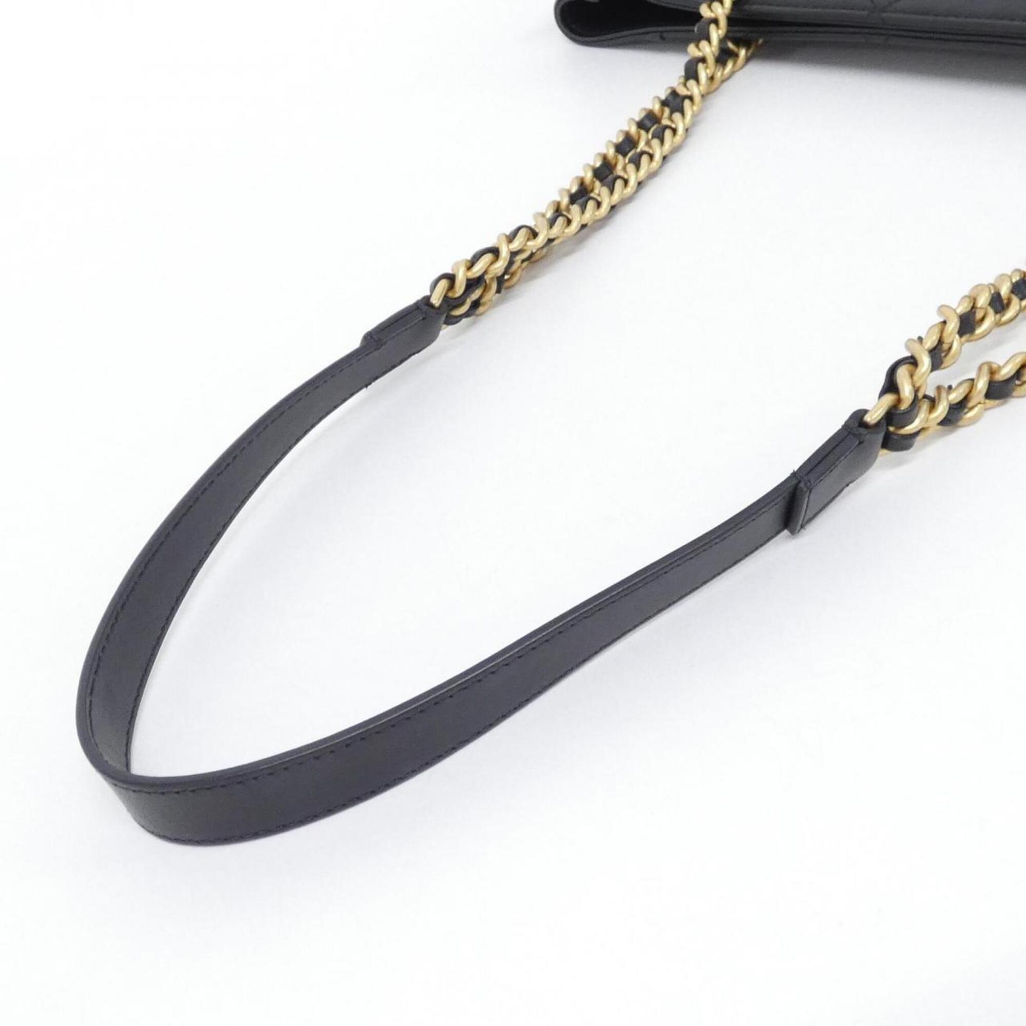 Chanel Black Leather Shoulder Bag (Pre-Owned)
