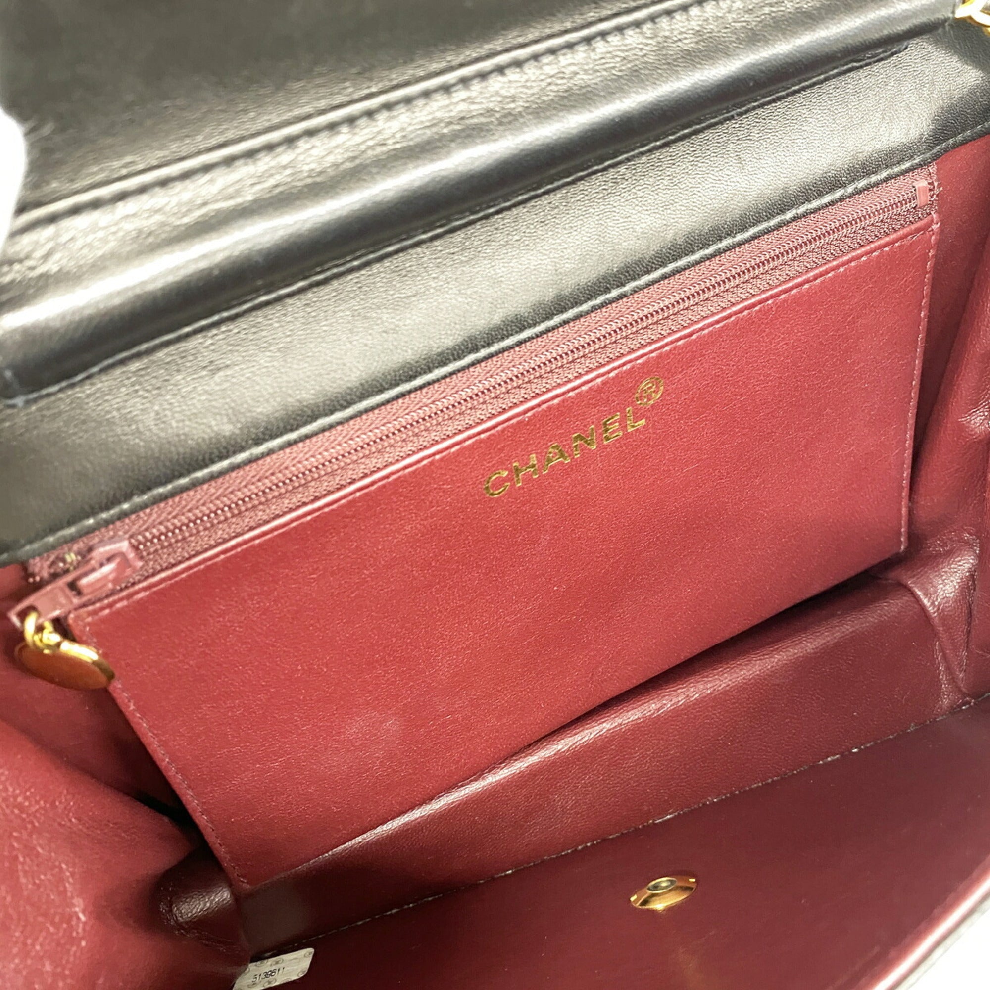 Chanel Black Leather Shoulder Bag (Pre-Owned)