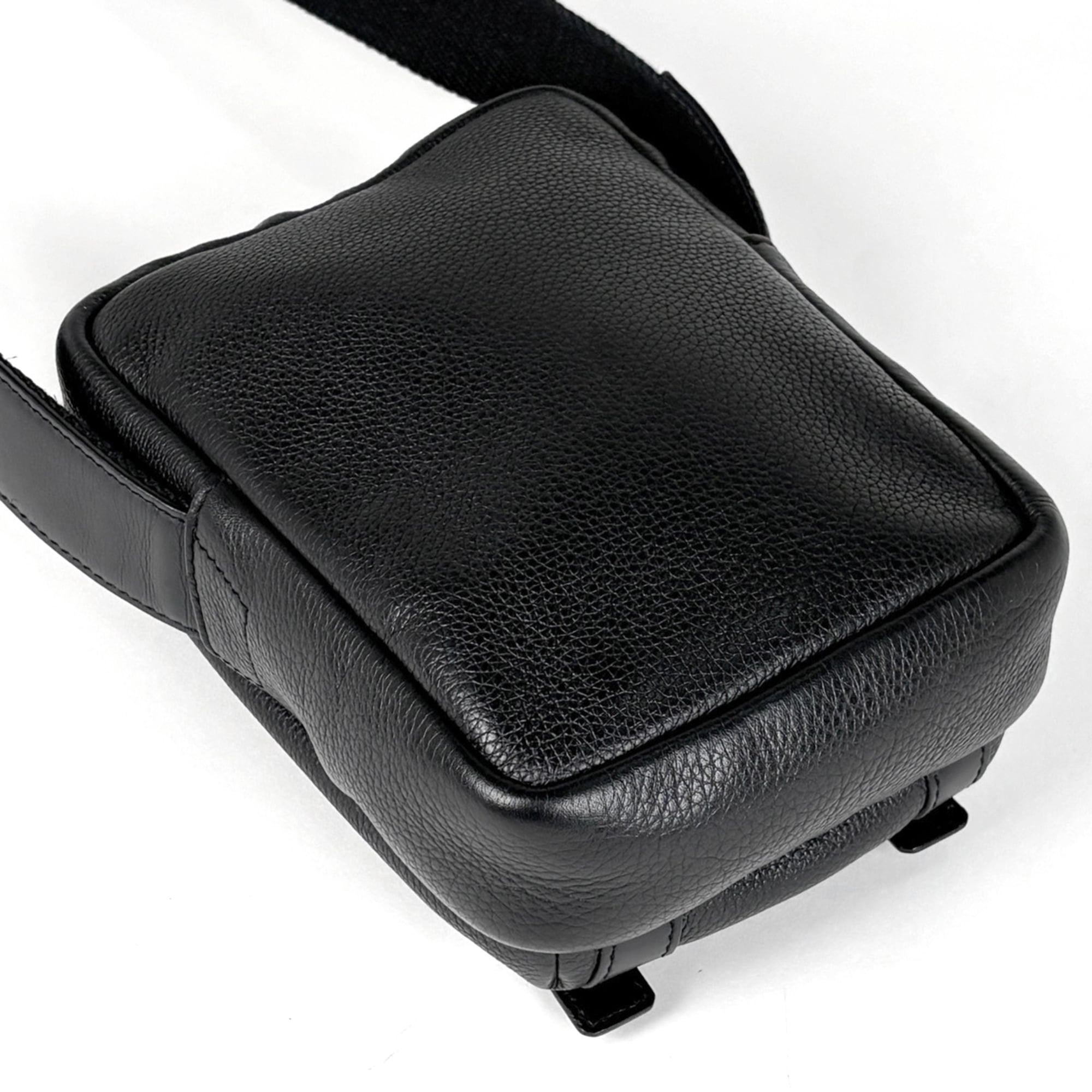 Loewe Black Leather Shoulder Bag (Pre-Owned)