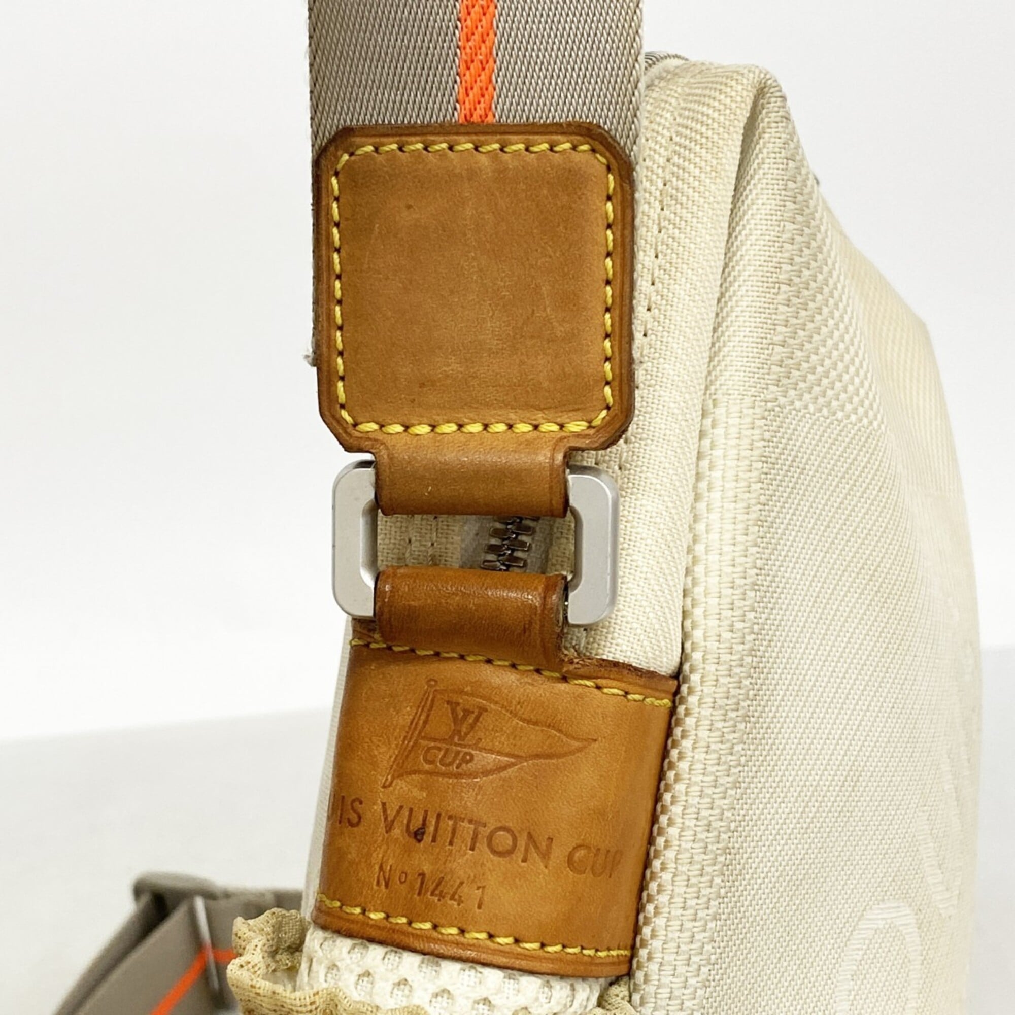 Louis Vuitton White Shoulder Bag (Pre-Owned)