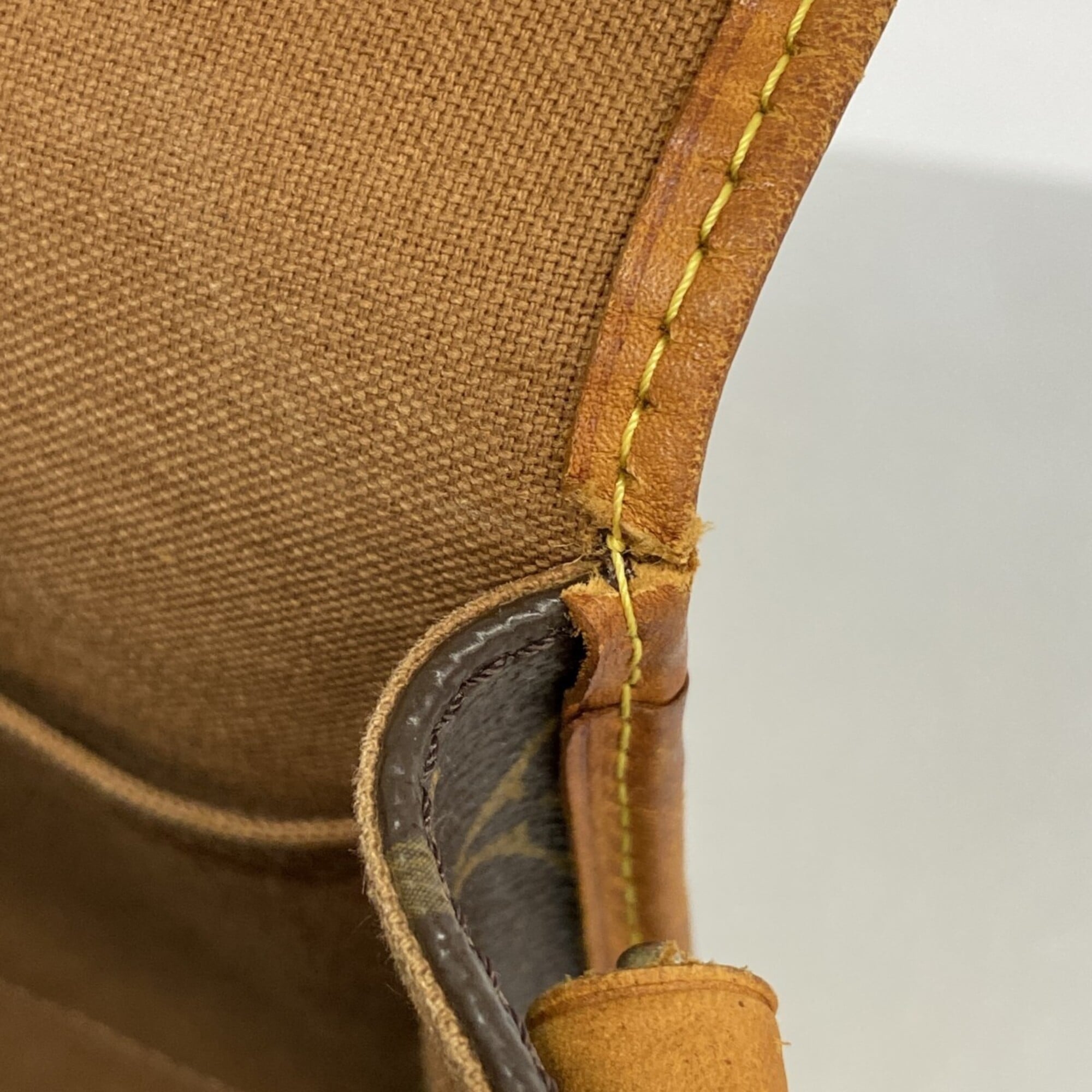 Louis Vuitton Brown Shoulder Bag (Pre-Owned)
