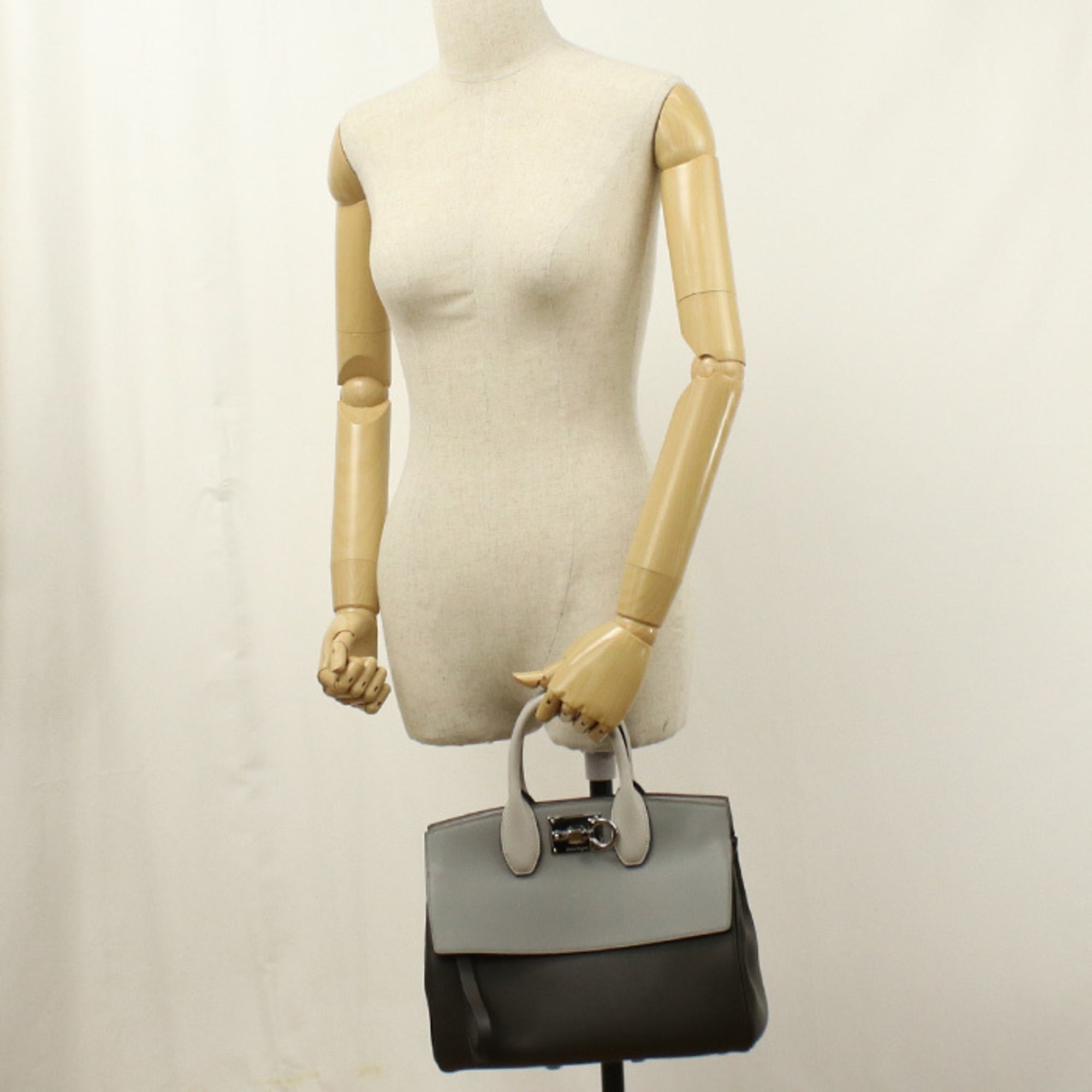 Salvatore Ferragamo Gray Leather Handbag (Pre-Owned)