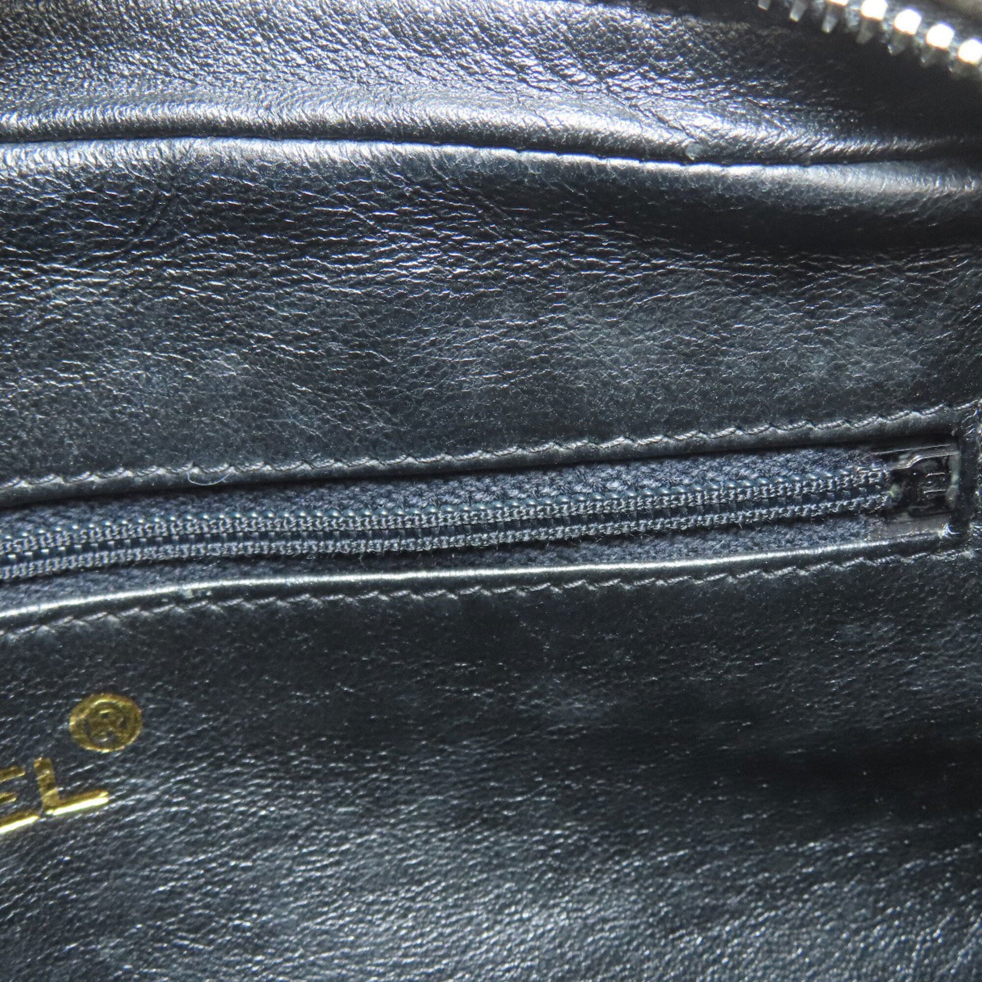 Chanel Black Leather Shoulder Bag (Pre-Owned)