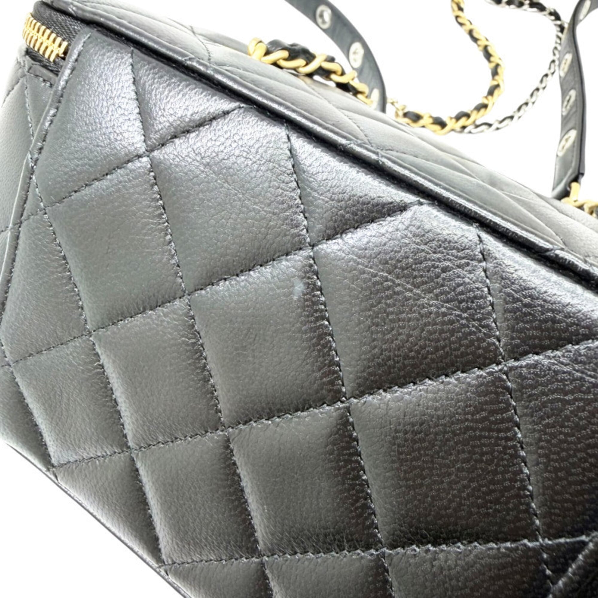 Chanel Black Leather Shoulder Bag (Pre-Owned)