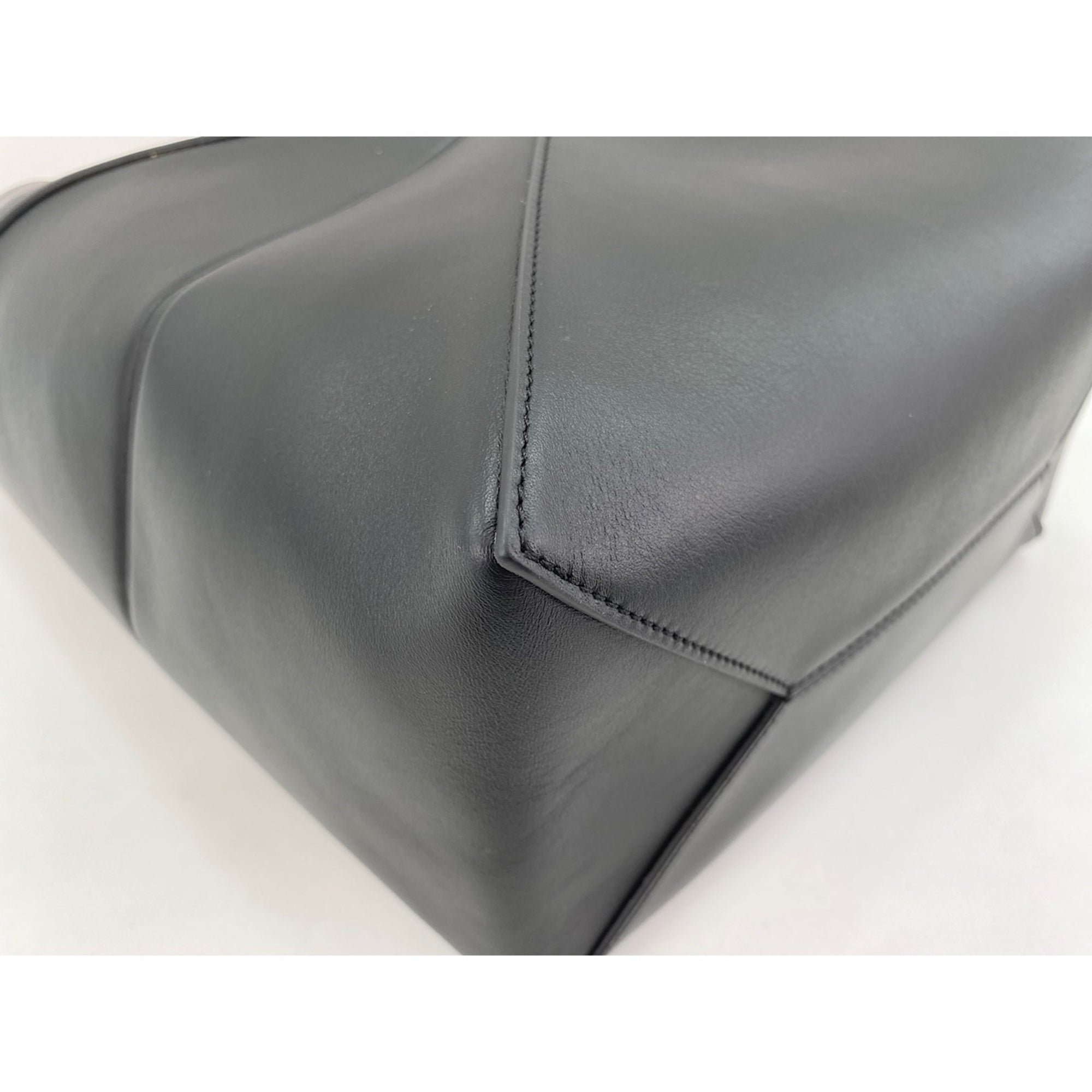 Loewe Black Handbag (Pre-Owned)