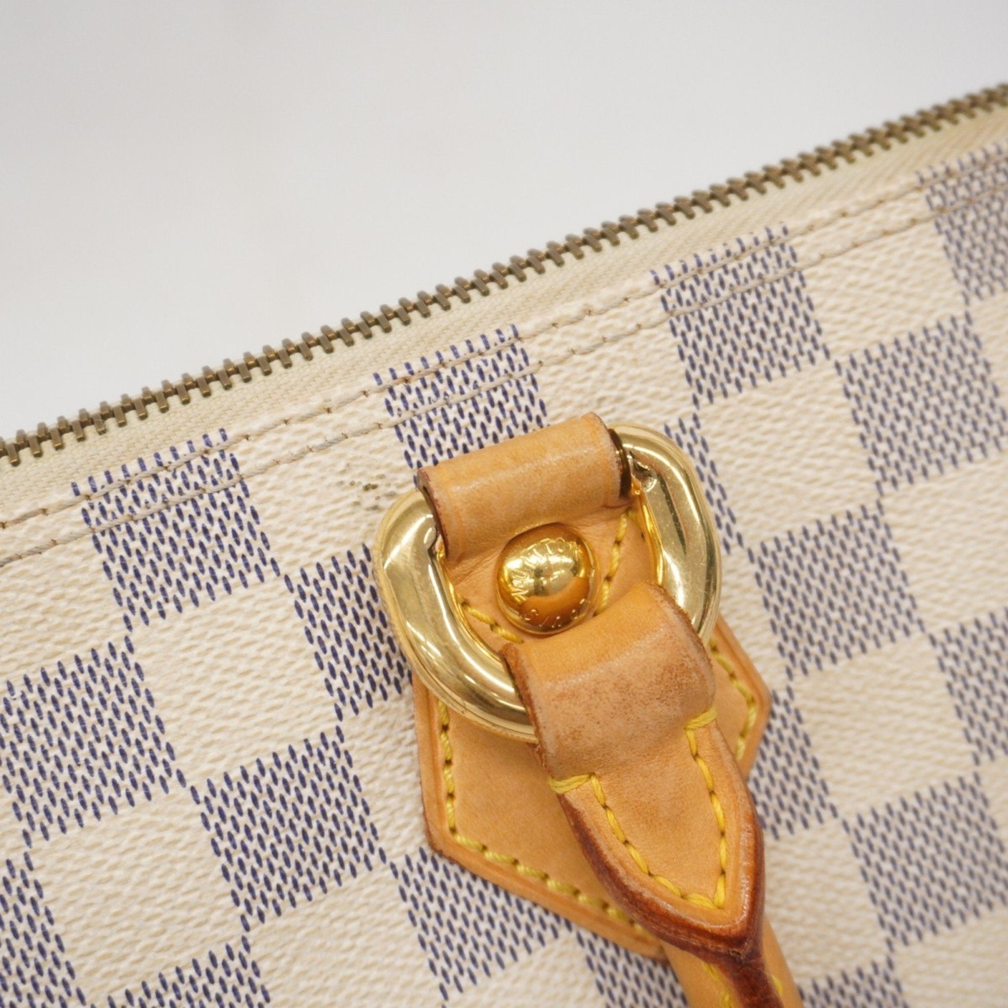 Louis Vuitton White Handbag (Pre-Owned)