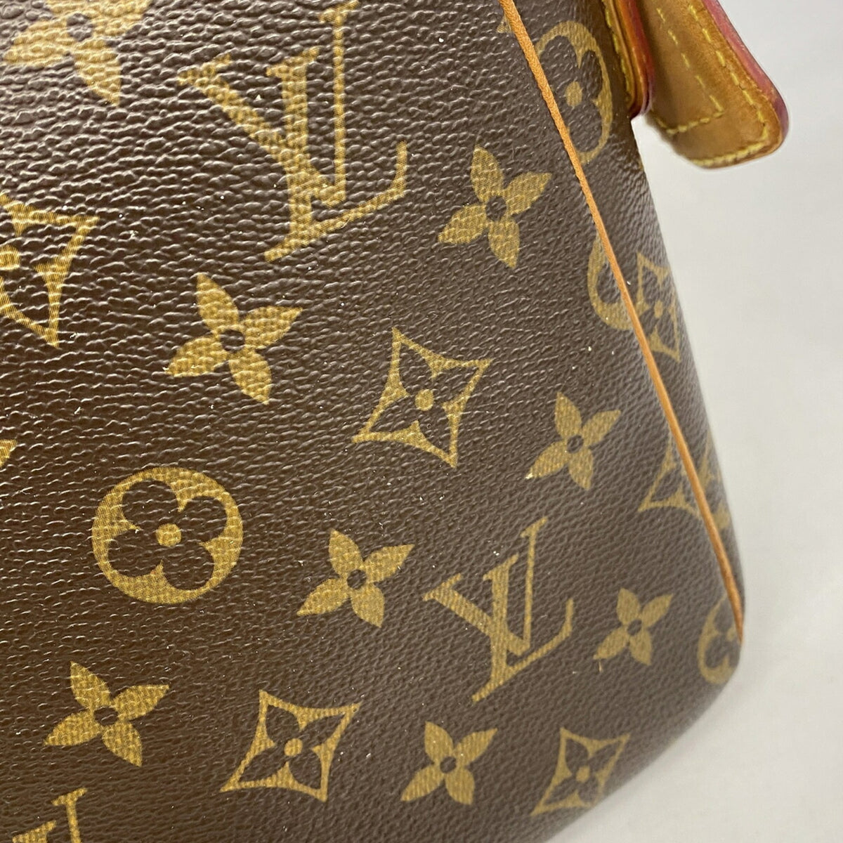 Louis Vuitton Brown Shoulder Bag (Pre-Owned)