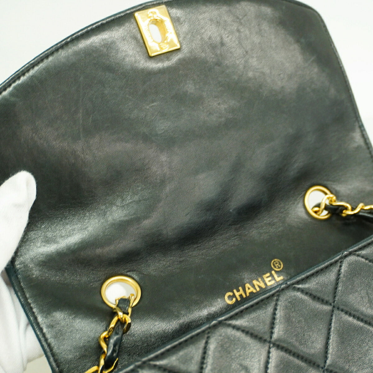 Chanel Black Leather Shoulder Bag (Pre-Owned)