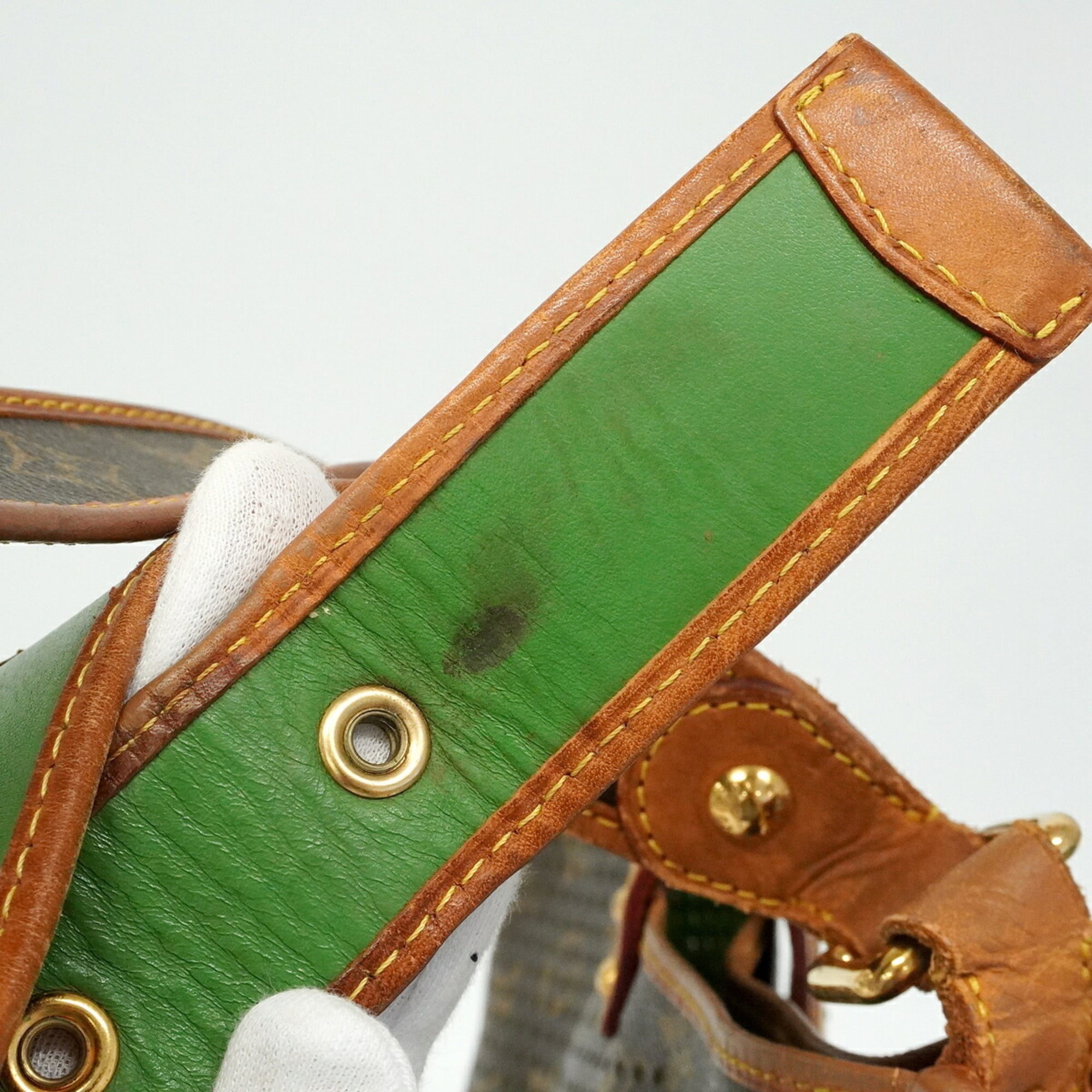 Louis Vuitton Vert Shoulder Bag (Pre-Owned)