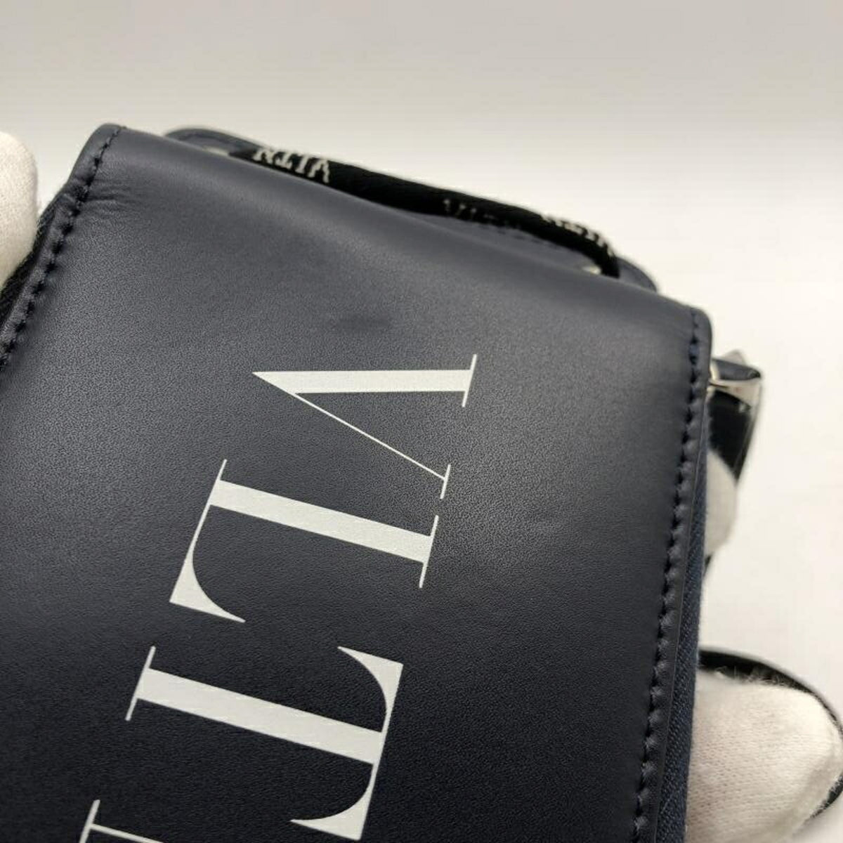 Valentino Garavani Blue Navy Chain/Shoulder Wallet (Pre-Owned)