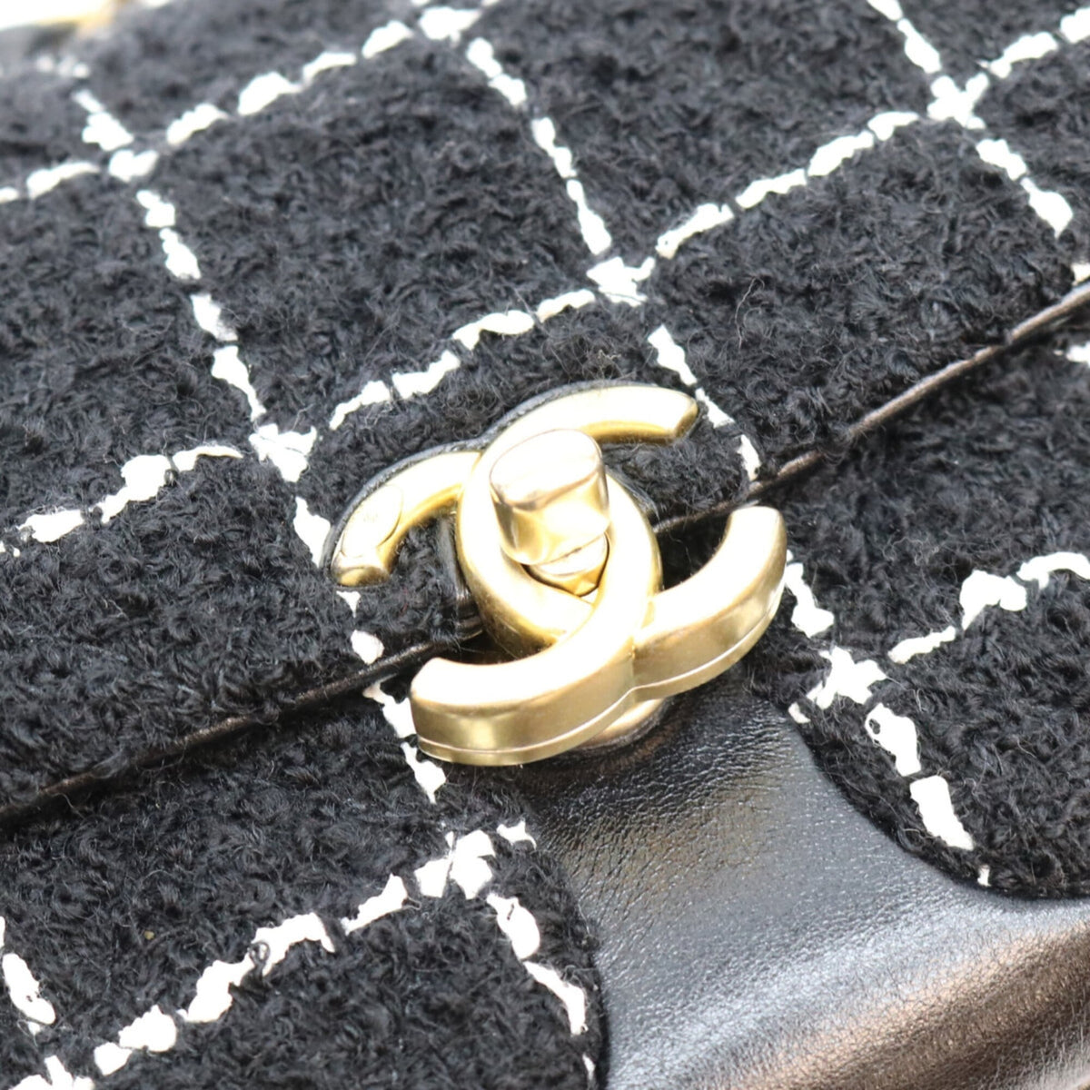 Chanel Black Tweed Shoulder Bag (Pre-Owned)