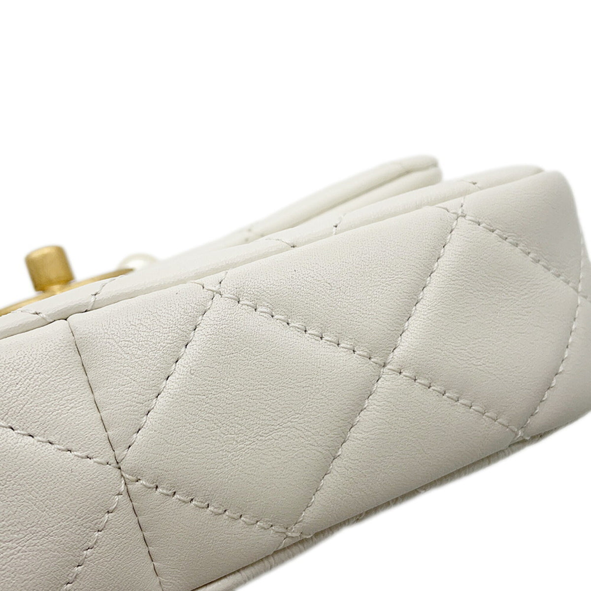 Chanel Matelasse White Leather Handbag Shoulder Bag (Pre-Owned)