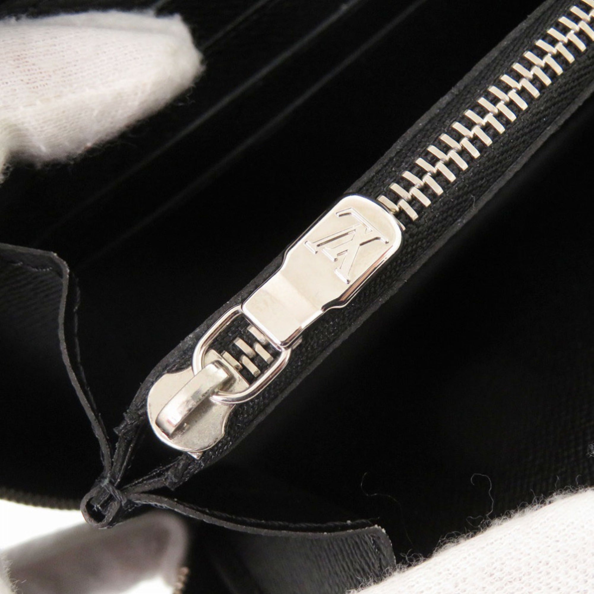 Louis Vuitton Black Taiga Leather Long Wallet (Bi-Fold) (Pre-Owned)