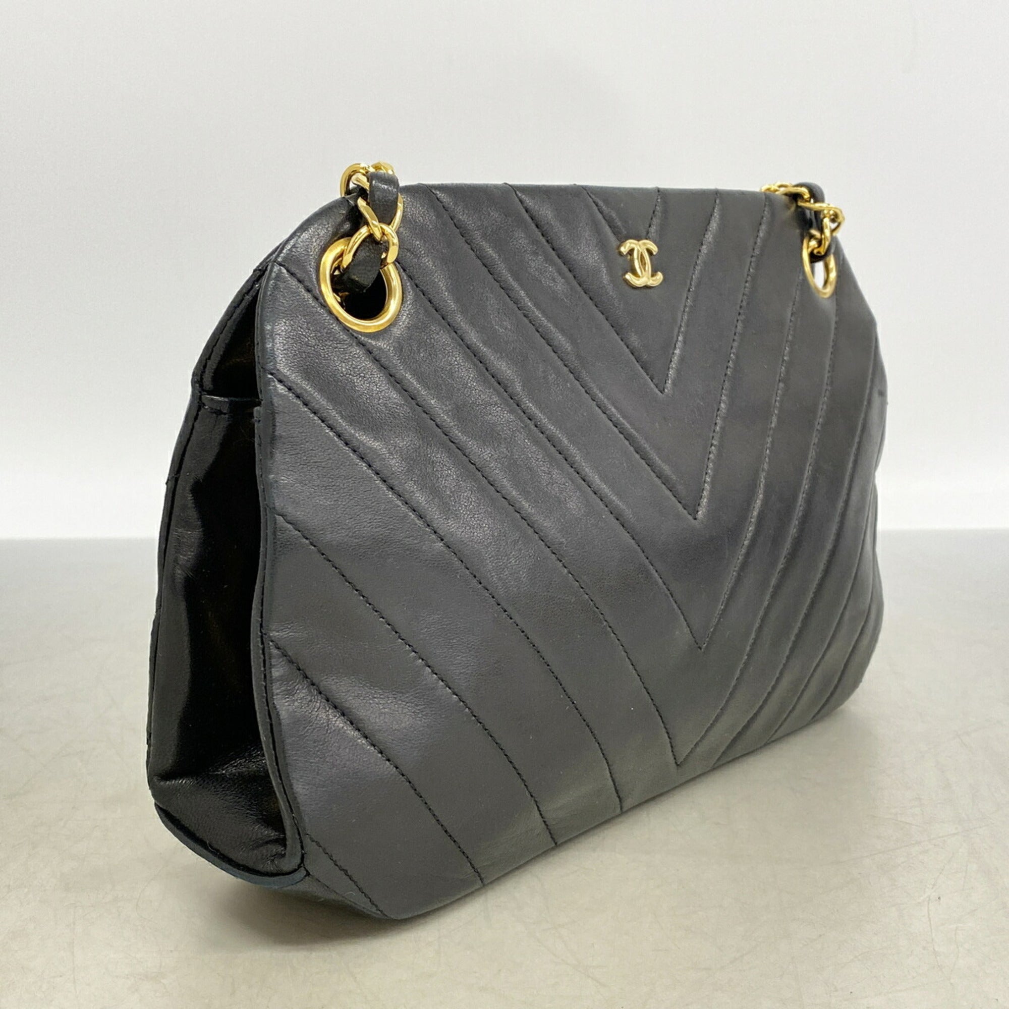 Chanel Black Leather Shoulder Bag (Pre-Owned)