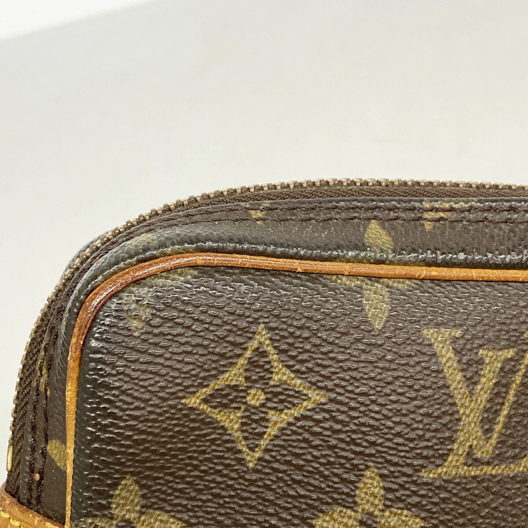 Louis Vuitton Brown Clutch Bag (Pre-Owned)