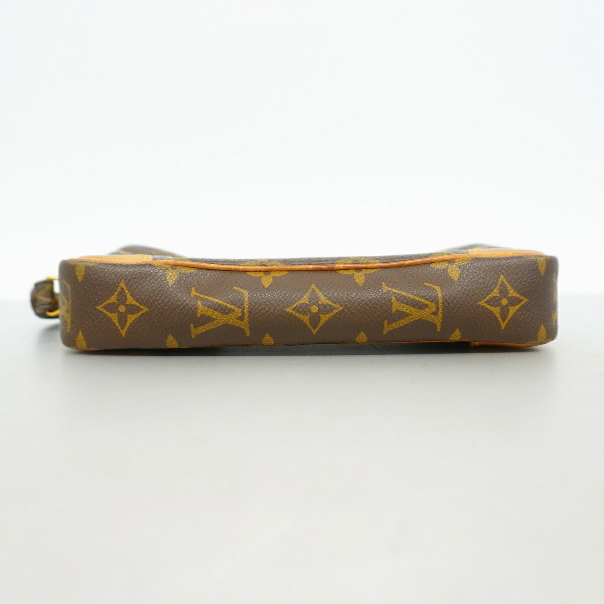 Louis Vuitton Brown Clutch Bag (Pre-Owned)