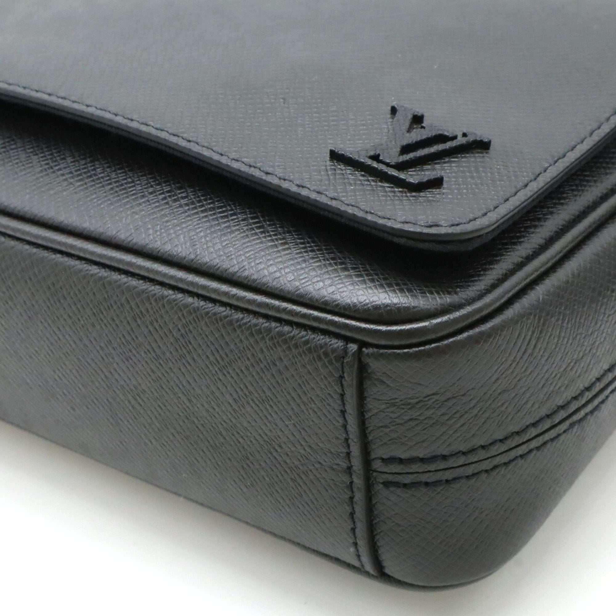 Louis Vuitton Black Noir Taiga Leather Shoulder Bag (Pre-Owned)