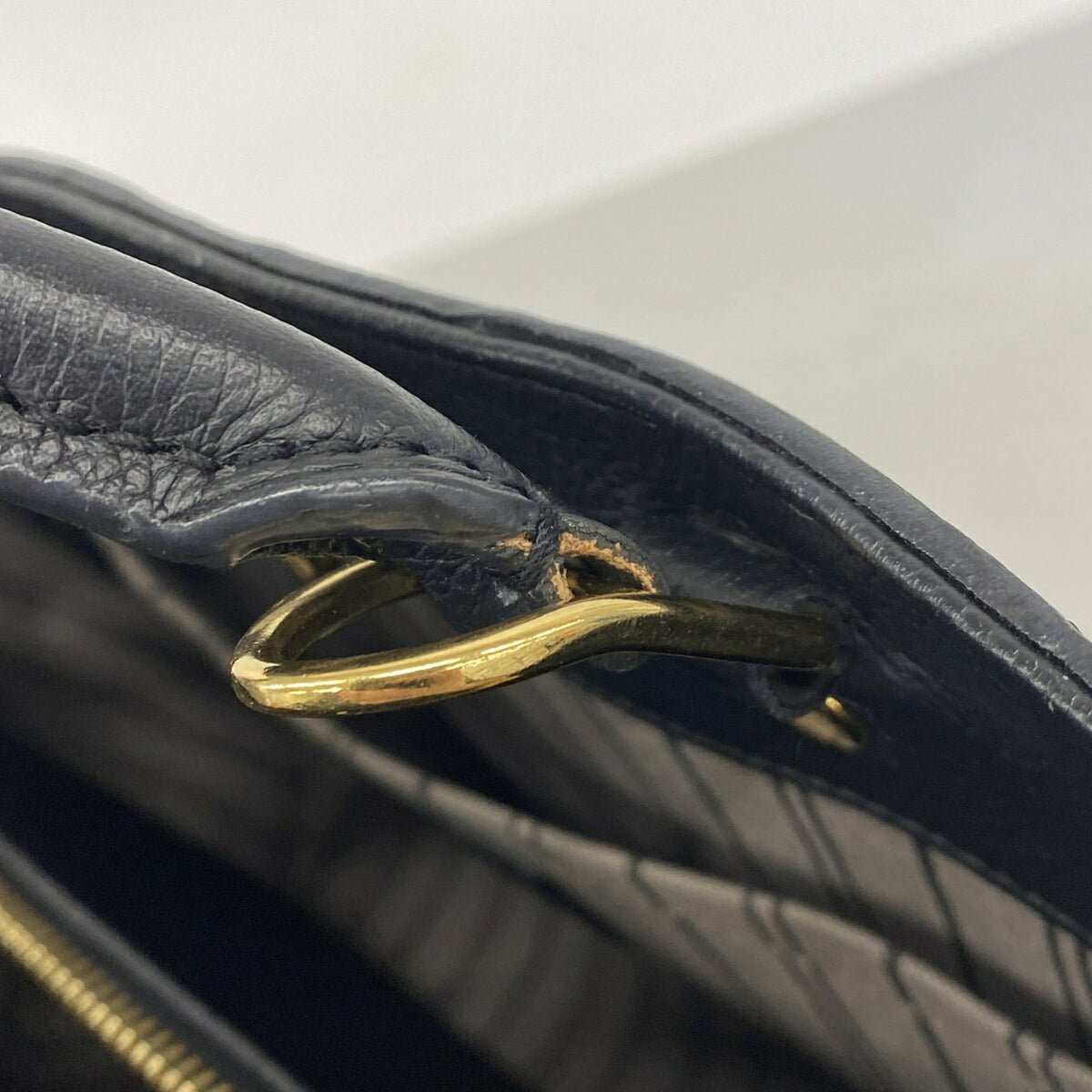 Louis Vuitton Noir Handbag (Pre-Owned)