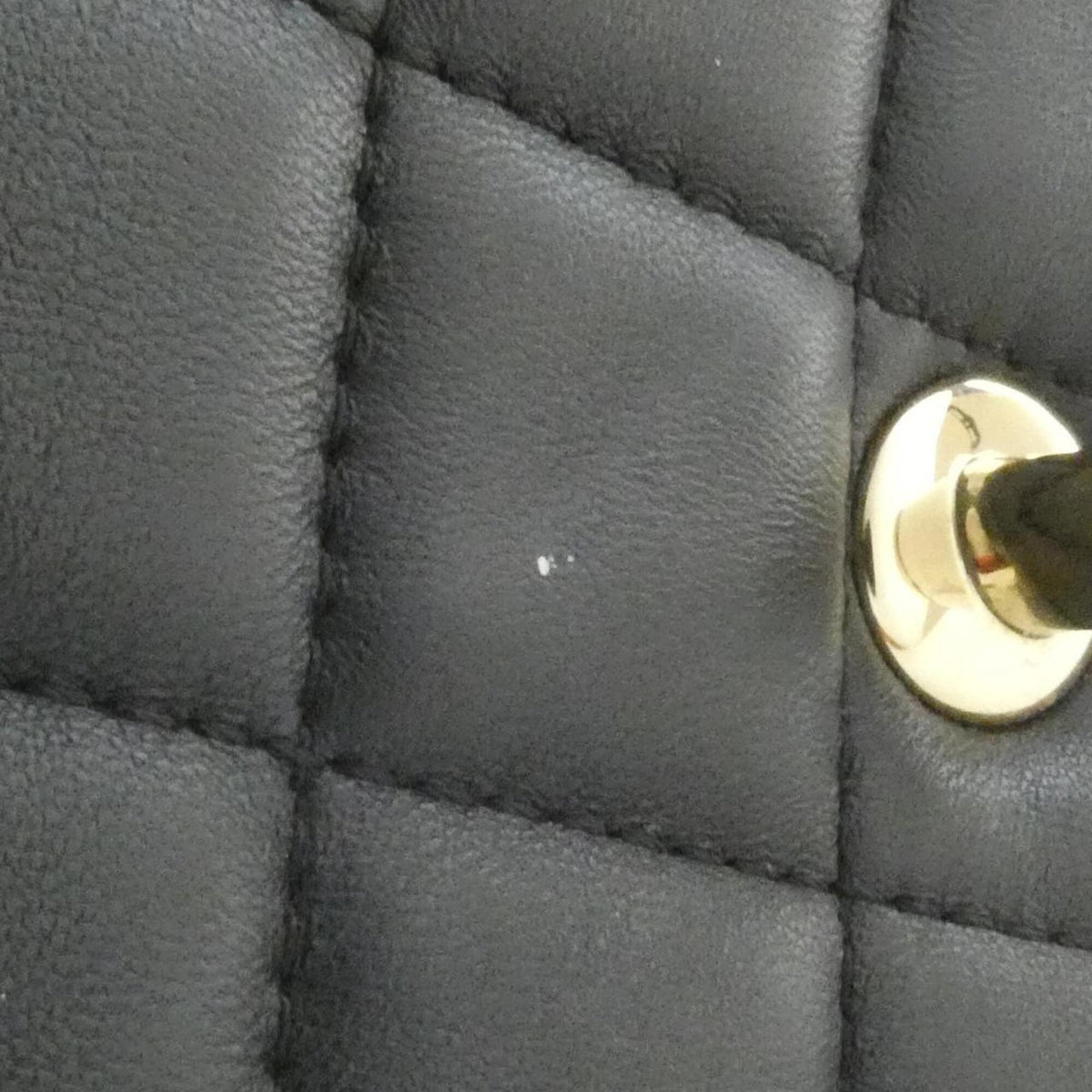 Chanel Black Leather Shoulder Bag (Pre-Owned)