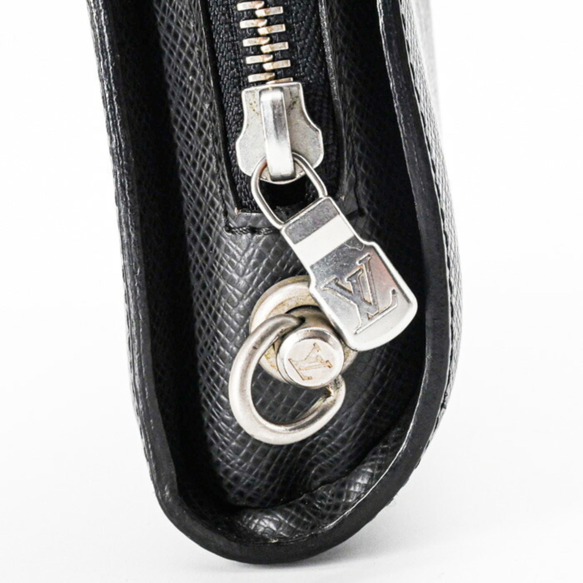 Louis Vuitton Ardoise Black Taiga Leather Clutch Bag (Pre-Owned)