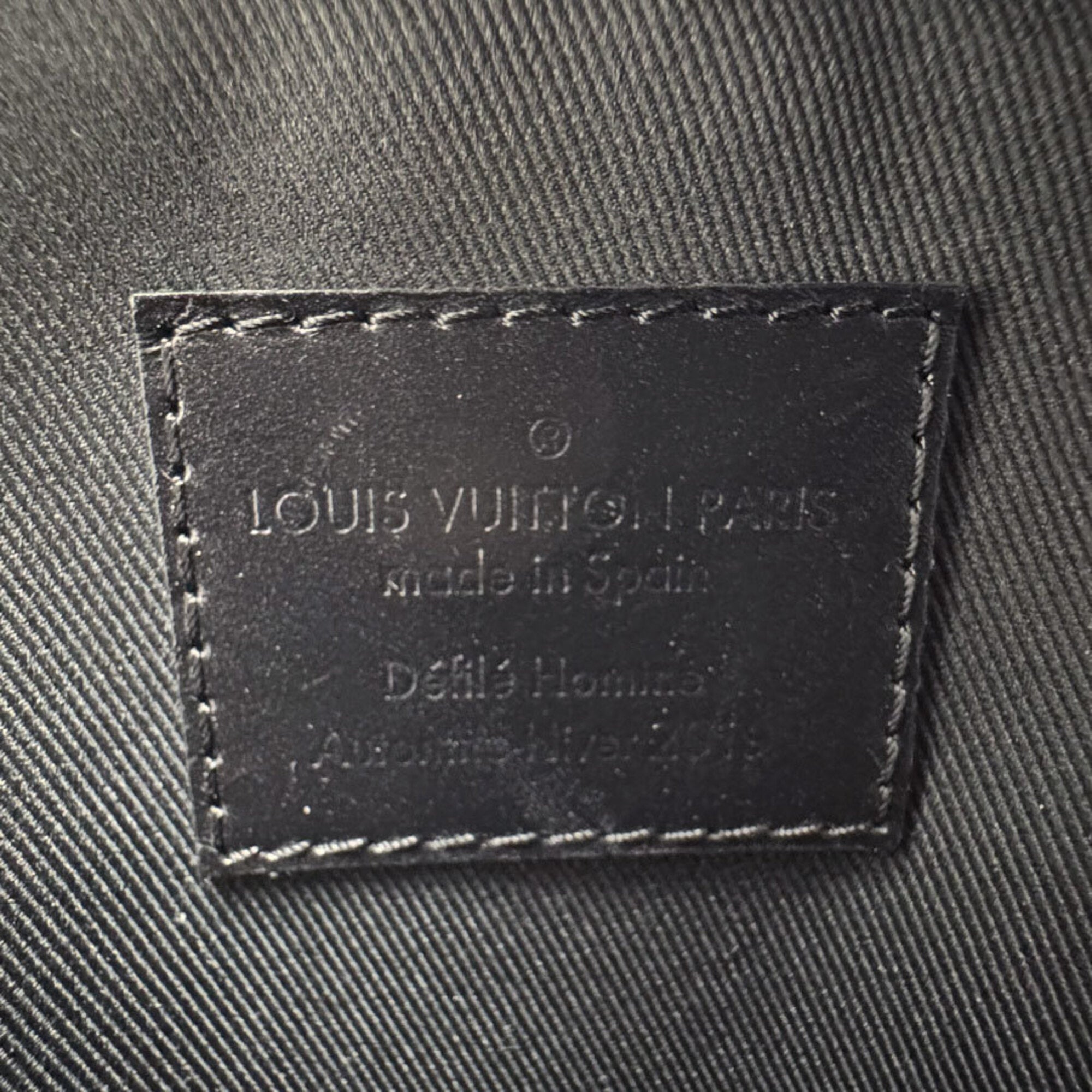 Louis Vuitton Black Leather Shoulder Bag (Pre-Owned)