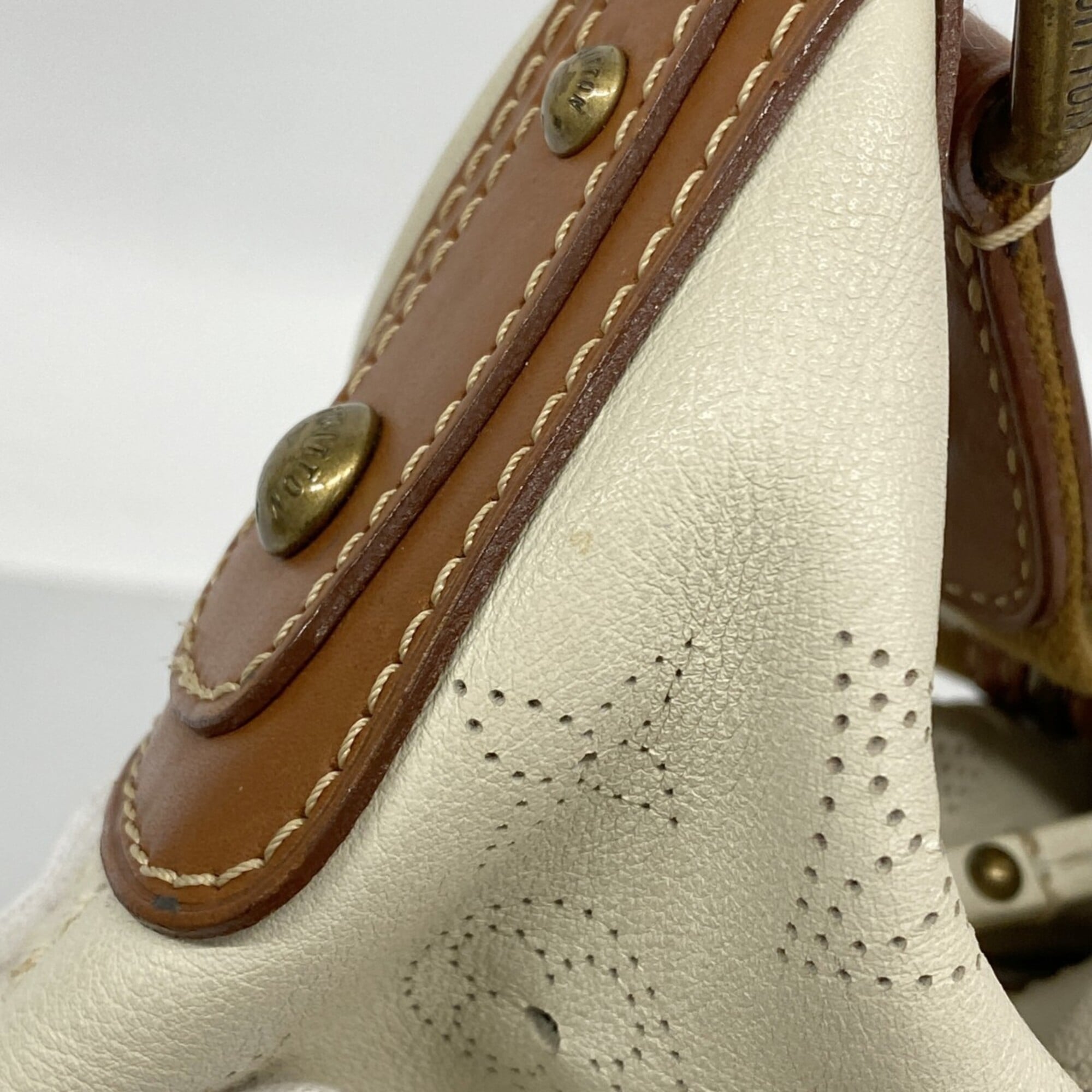 Louis Vuitton Blanc Shoulder Bag (Pre-Owned)