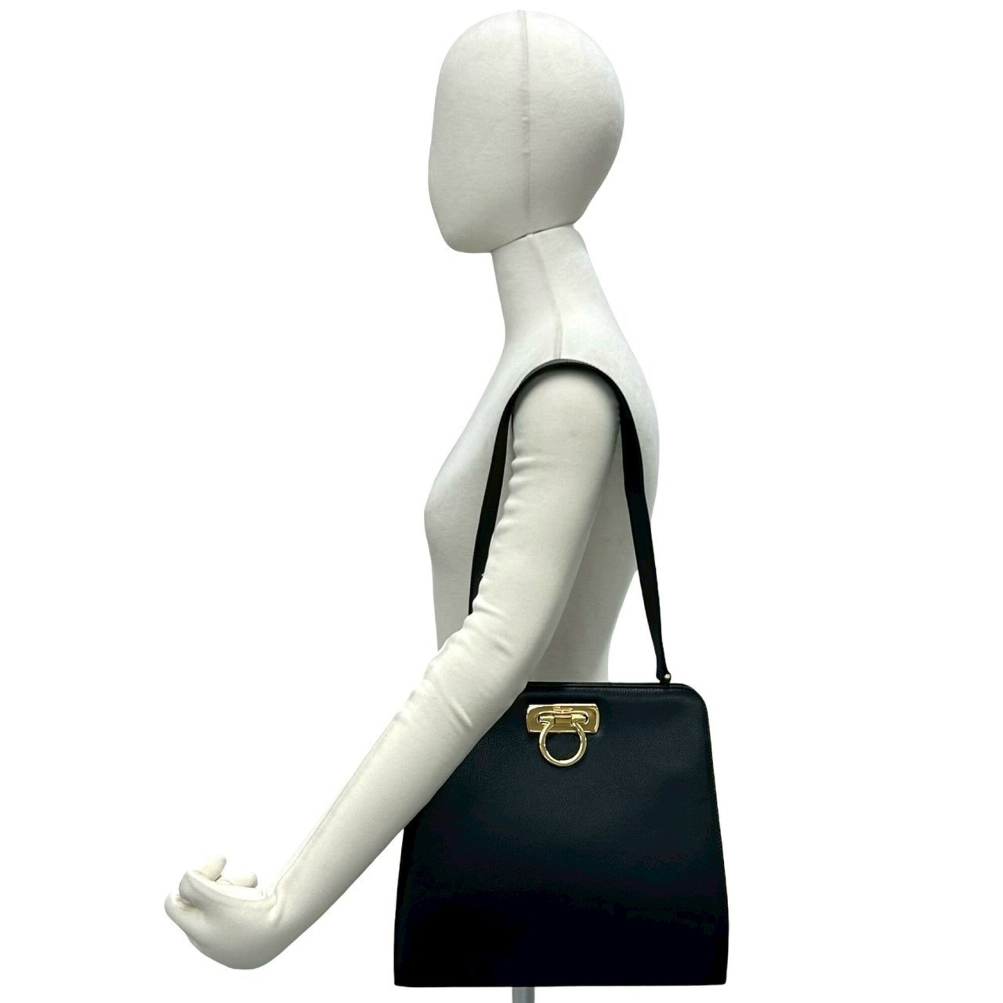 Salvatore Ferragamo Black Leather Shoulder Bag (Pre-Owned)