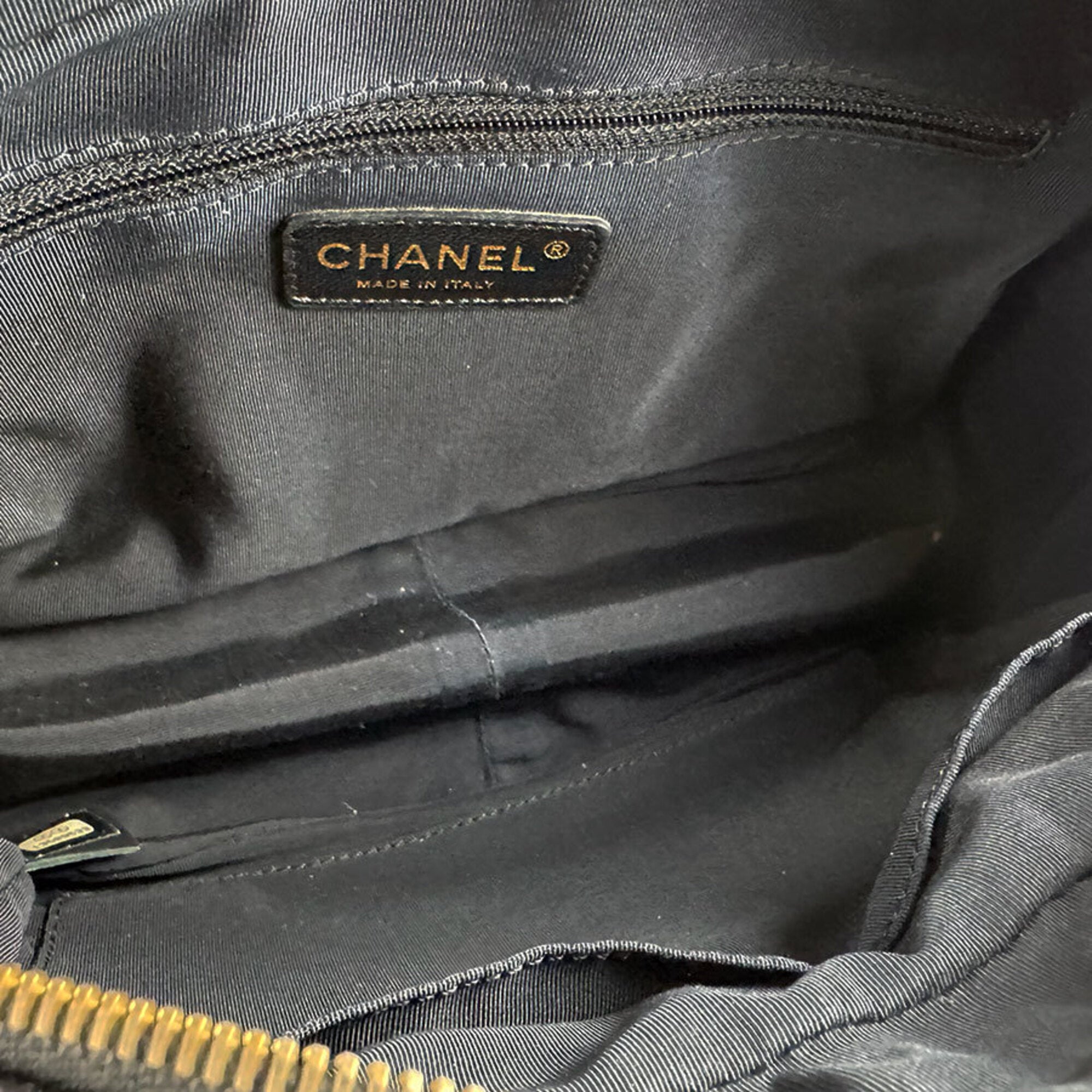 Chanel Black Grained Calfskin Handbag (Pre-Owned)