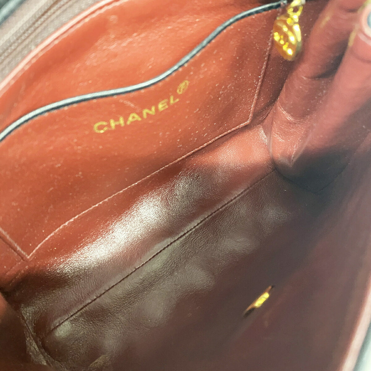 Chanel Black Leather Shoulder Bag (Pre-Owned)
