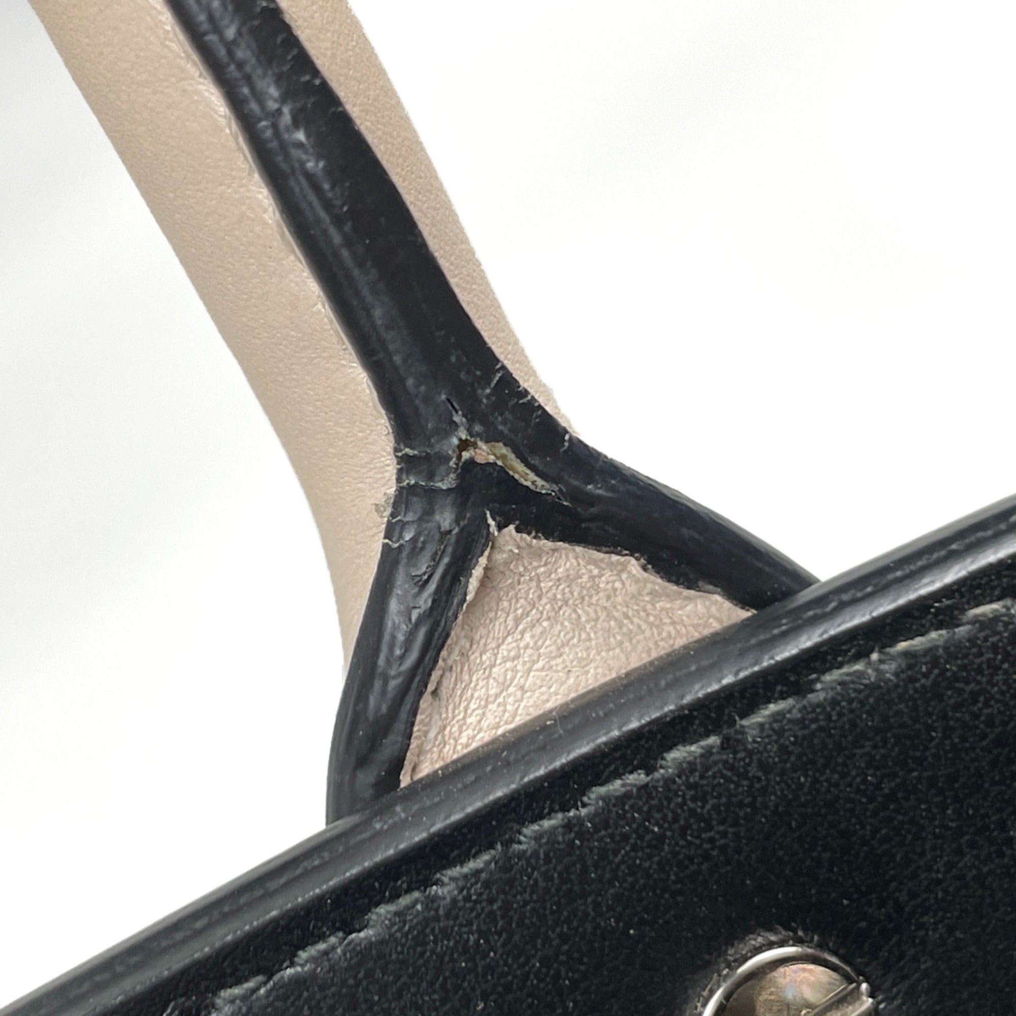 Salvatore Ferragamo Gancini Ivory Leather Handbag (Pre-Owned)