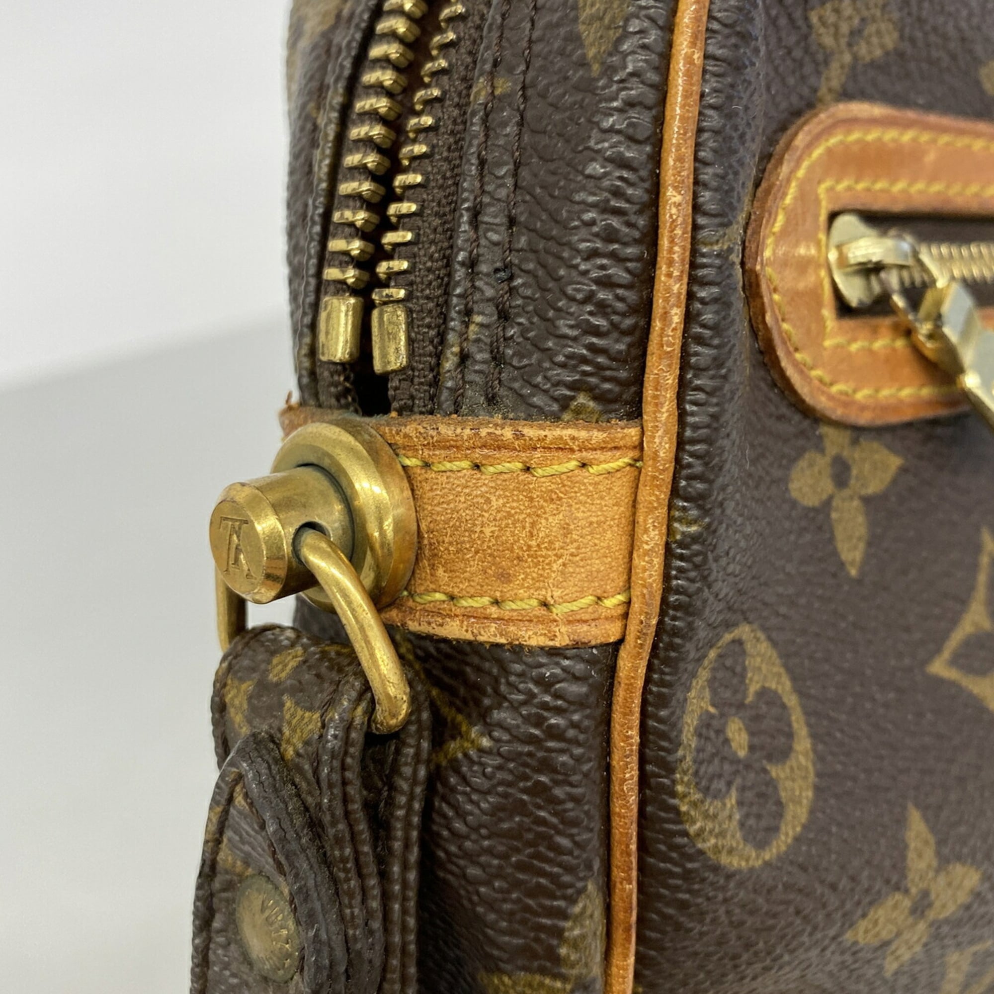 Louis Vuitton Brown Clutch Bag (Pre-Owned)